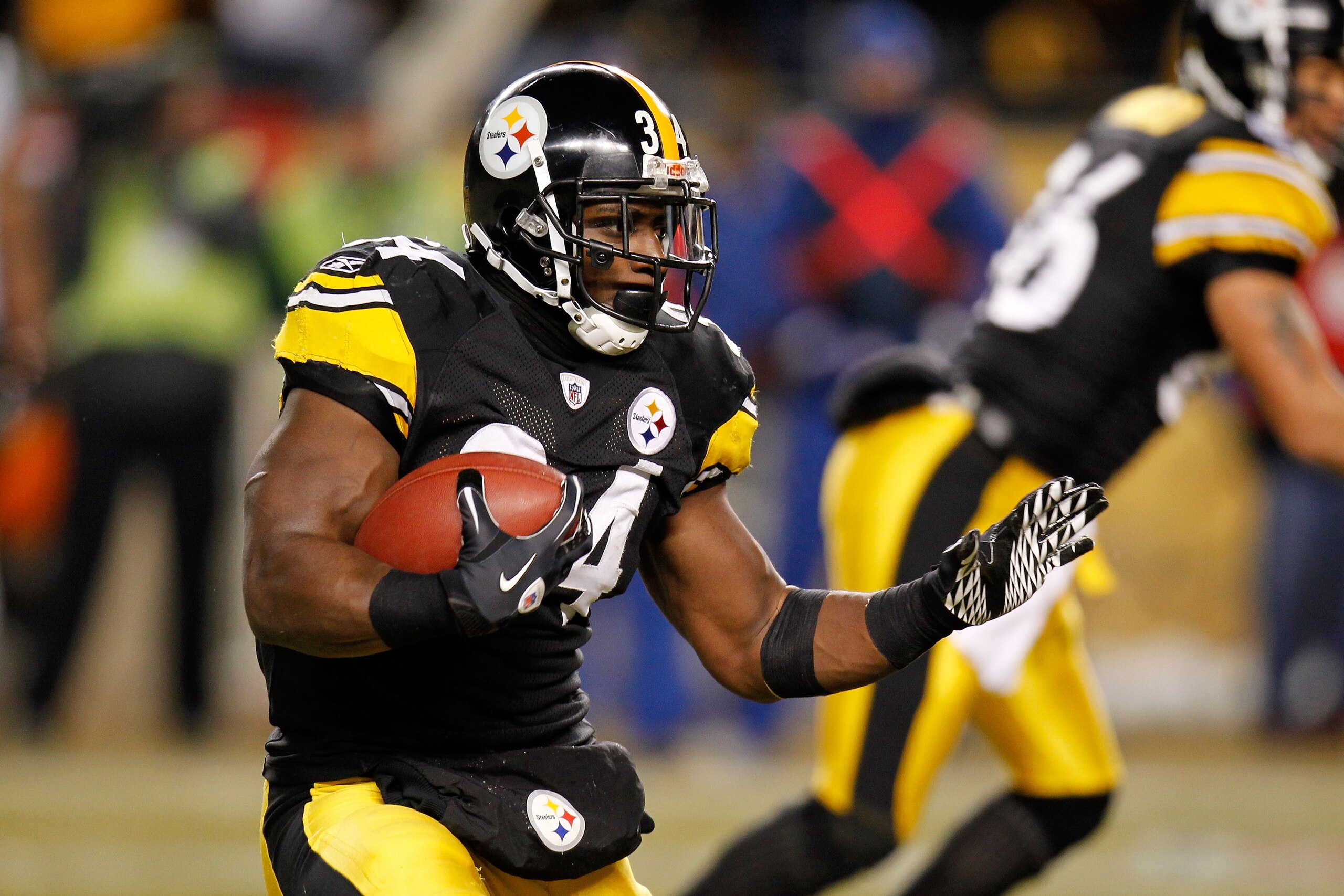 PITTSBURGH, PA - JANUARY 23:  Rashard Mendenhall #34 of the Pittsburgh Steelers runs down field against the New York Jets during the 2011 AFC Championship game at Heinz Field on January 23, 2011 in Pittsburgh, Pennsylvania. The Steelers defeated the Jets