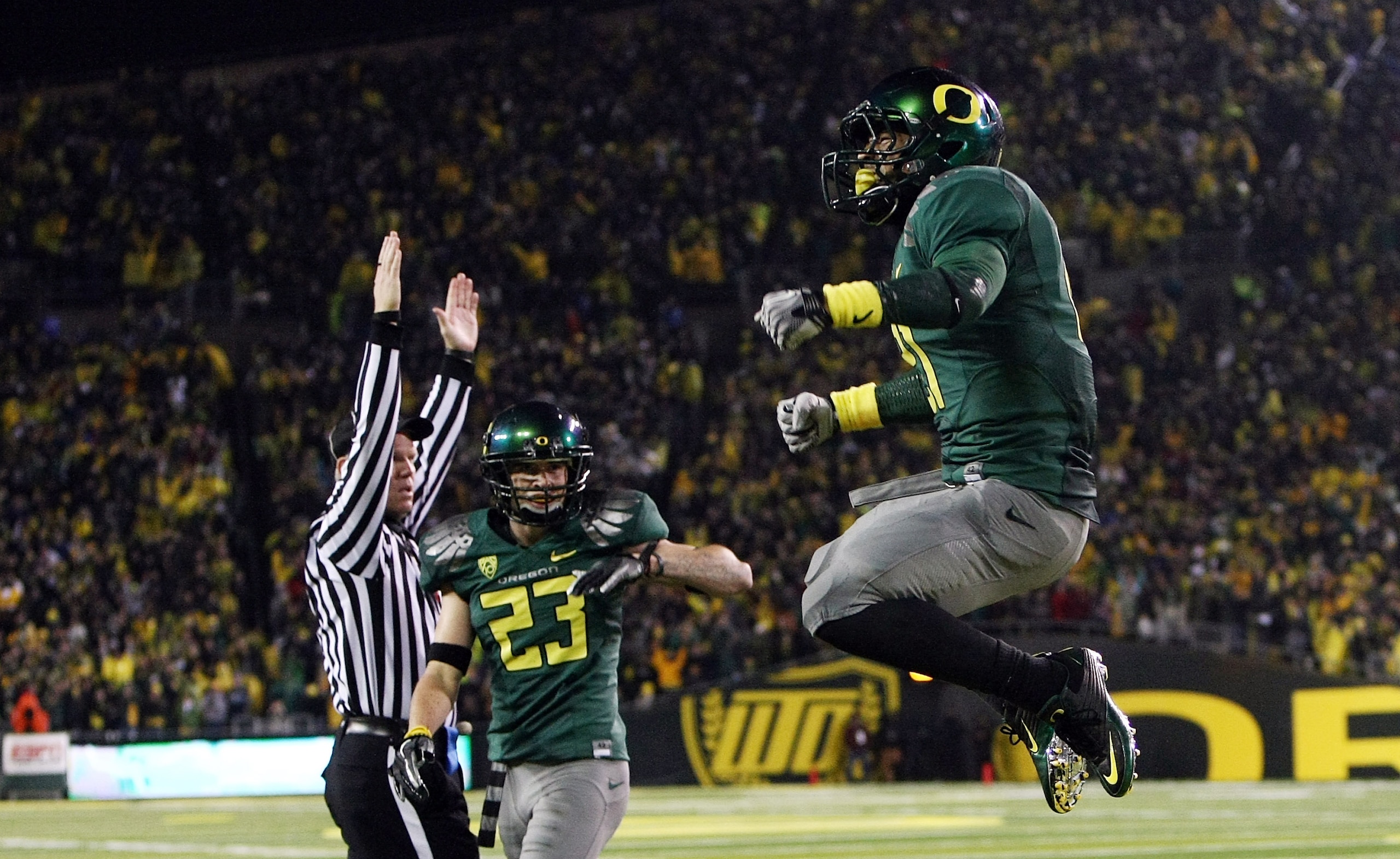EUGENE, OR - NOVEMBER 26:  LaMichael James #21 of the Oregon Ducks celebrates a touchdown run against the Arizona Wildcats on November 26, 2010 at the Autzen Stadium in Eugene, Oregon.  (Photo by Jonathan Ferrey/Getty Images)