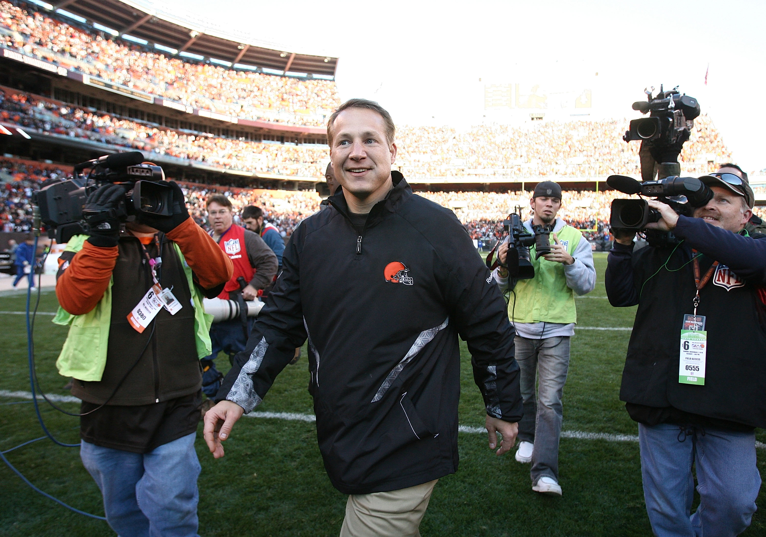 CLEVELAND - NOVEMBER 07: Head coach Eric Mangini of the Cleveland Browns leaves the field after their game against the New England Patriots at Cleveland Browns Stadium on November 7, 2010 in Cleveland, Ohio. (Photo by Matt Sullivan/Getty Images)