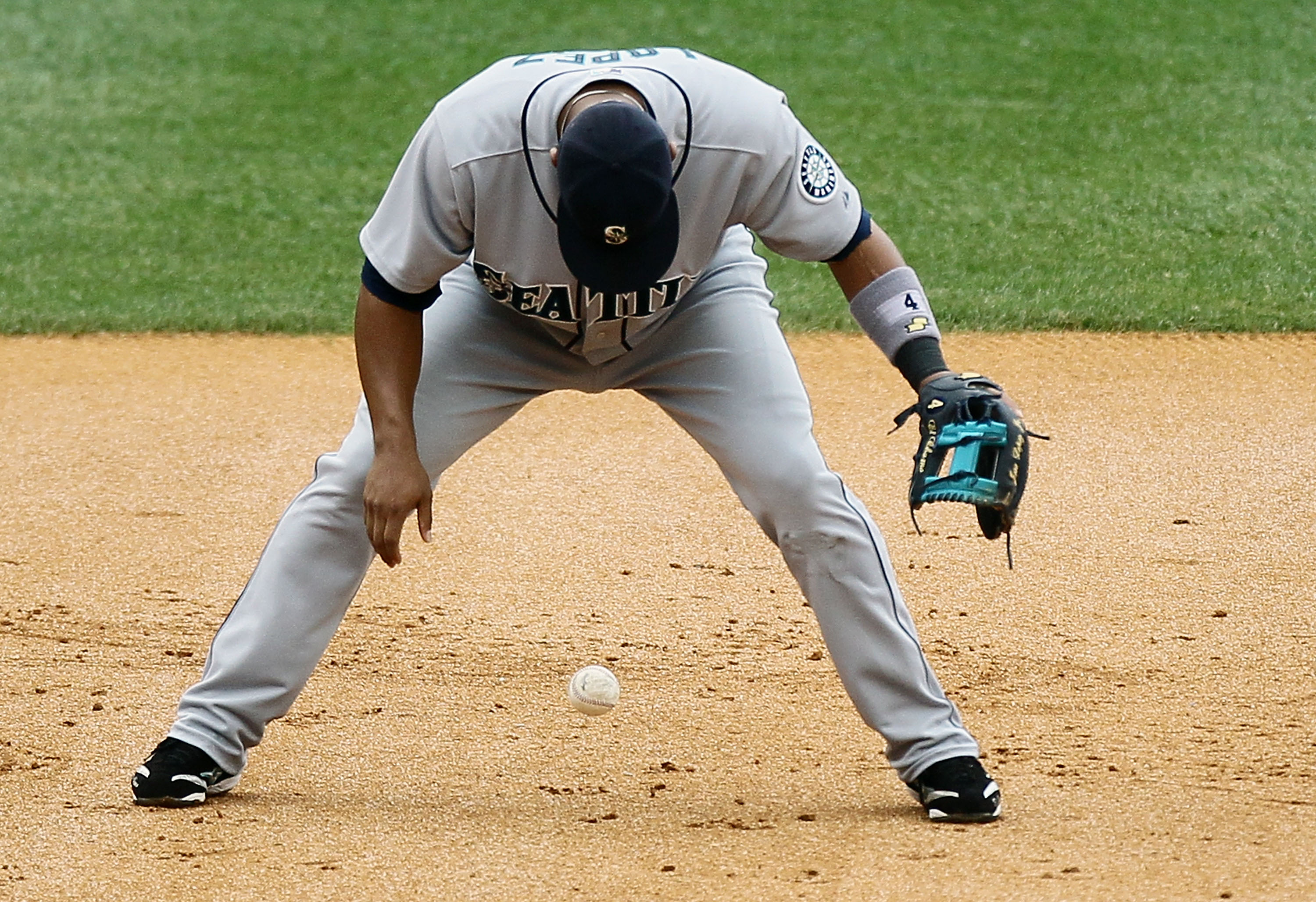 NEW YORK - AUGUST 22:  Jose Lopez #4 of the Seattle Mariners commits a fielding error in the second inning against the New York Yankees on August 22, 2010 at Yankee Stadium in the Bronx borough of New York City.  (Photo by Jim McIsaac/Getty Images)