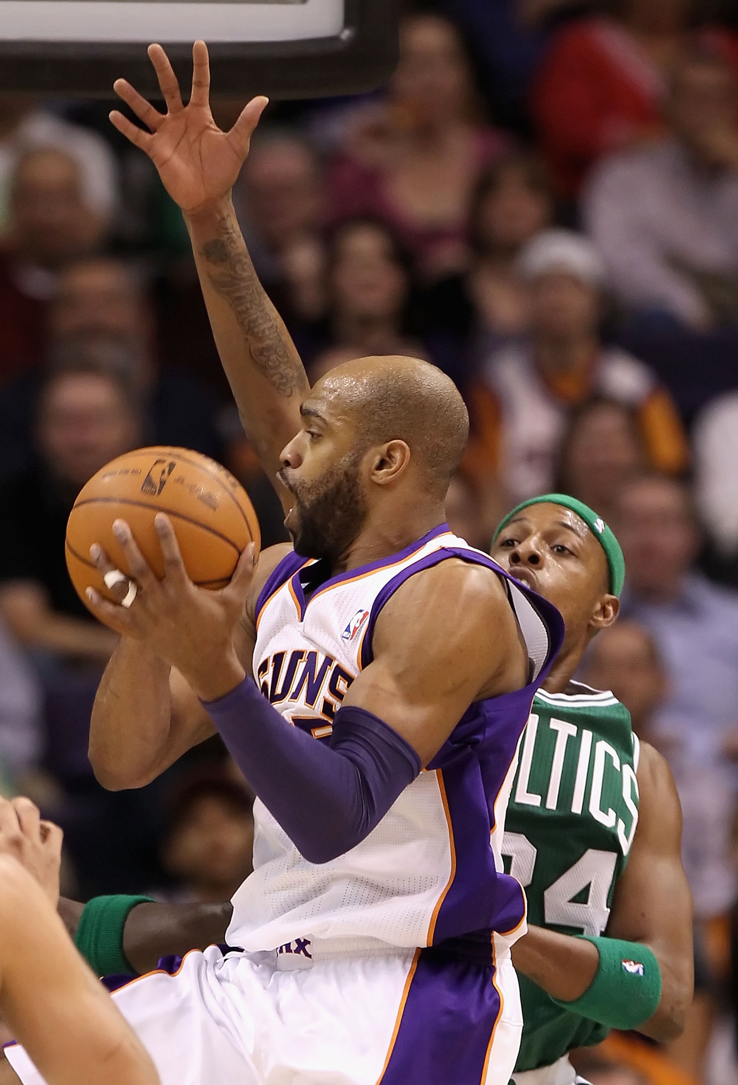 PHOENIX, AZ - JANUARY 28:  Vince Carter #25 of the Phoenix Suns drives the ball during the NBA game against the Boston Celtics at US Airways Center on January 28, 2011 in Phoenix, Arizona. The Suns defeated the Celtics 88-71. NOTE TO USER: User expressly 