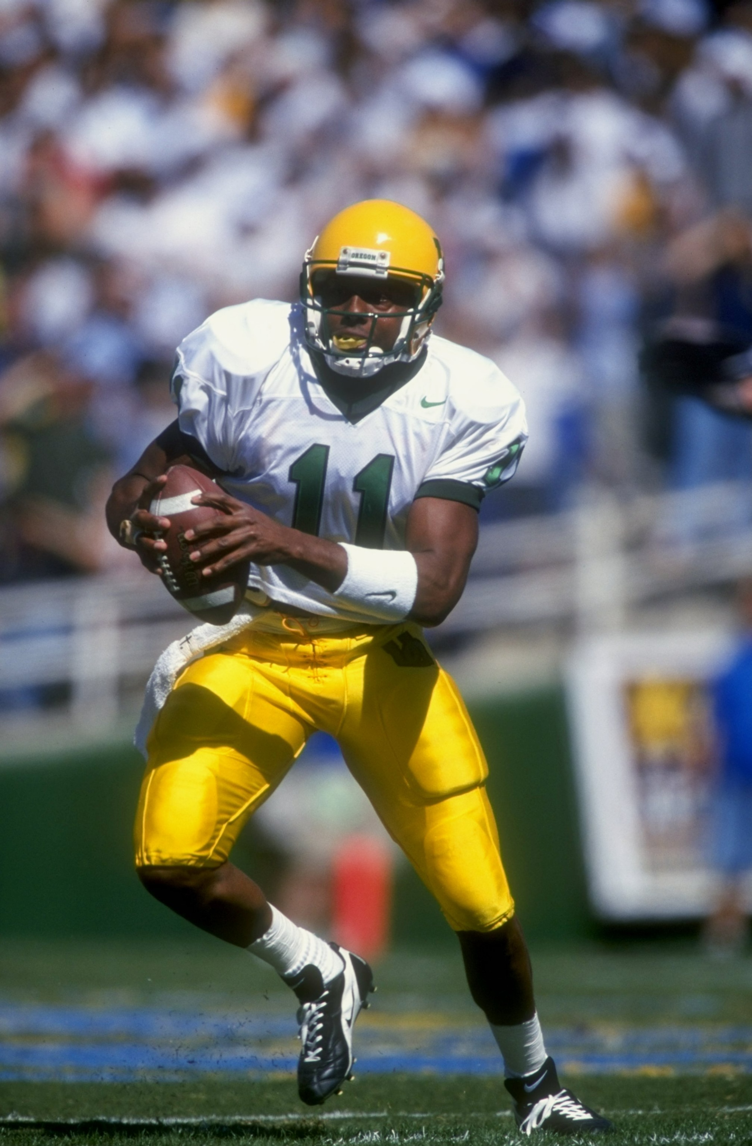 17 Oct 1998: Quarterback Akili Smith #11 of the Oregon Ducks in action during the game against the UCLA Bruins at the Rose Bowl in Pasadena, California. The Bruins defeated the Ducks 41-38.