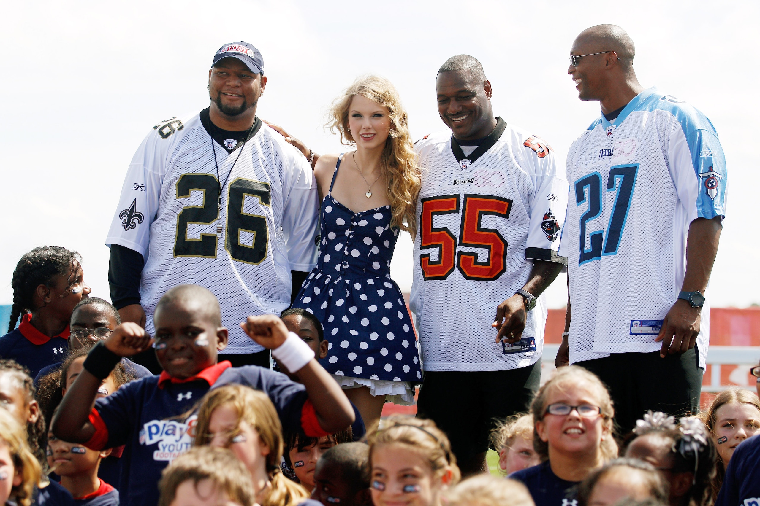 NEW ORLEANS - SEPTEMBER 08:  From left, Deuce McAllister, Taylor Swift, Derrick Brooks, and Eddie George pose for a photo during the NFLï¿½s Play 60 campaign to fight childhood obesity on September 8, 2010 in New Orleans, Louisiana.  (Photo by Chris Graythe