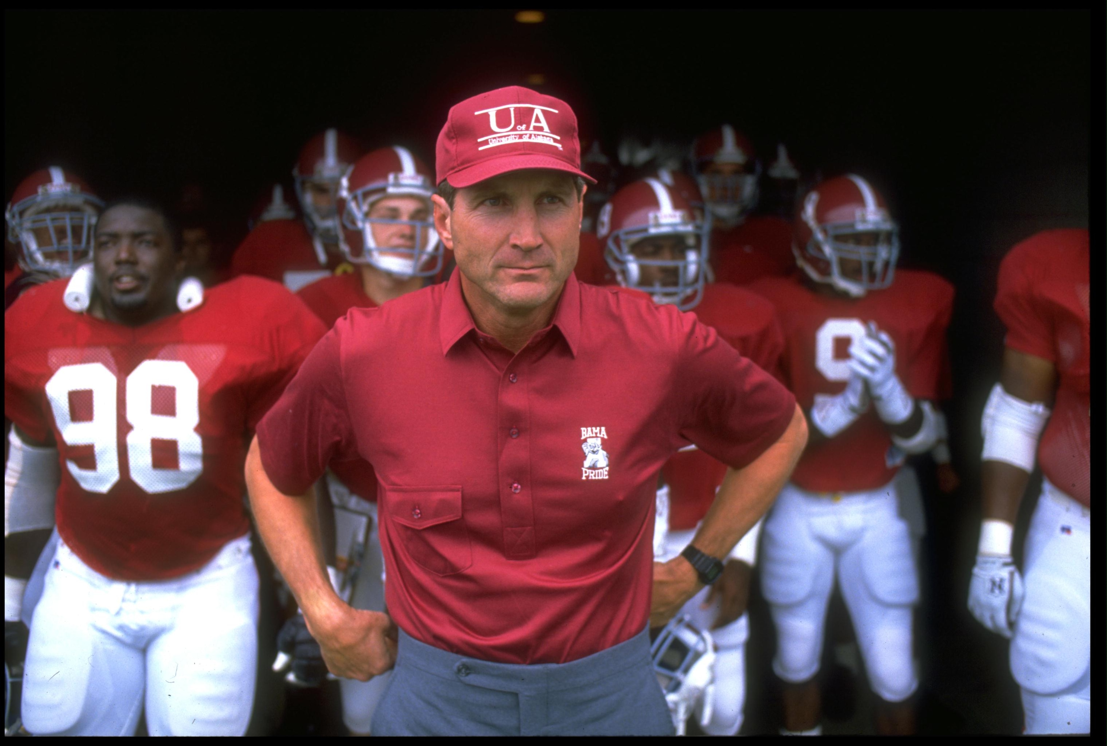 23 Sep 1989: UNIVERSITY OF ALABAMA HEAD COACH BILL CURRY LEADS HIS TEAM OUT ONTO THE FIELD PRIOR TO THE CRIMSON TIDE 15-7 WIN OVER THE UNIVERSITY OF KENTUCKY WILDCATS 23 Sep 1989: UNIVERSITY OF ALABAMA HEAD COACH BILL CURRY LEADS HIS TEAM OUT ONTO THE FIELD PRIOR TO THE CRIMSON TIDE 15-7 WIN OVER THE UNIVERSITY OF KENTUCKY WILDCATS