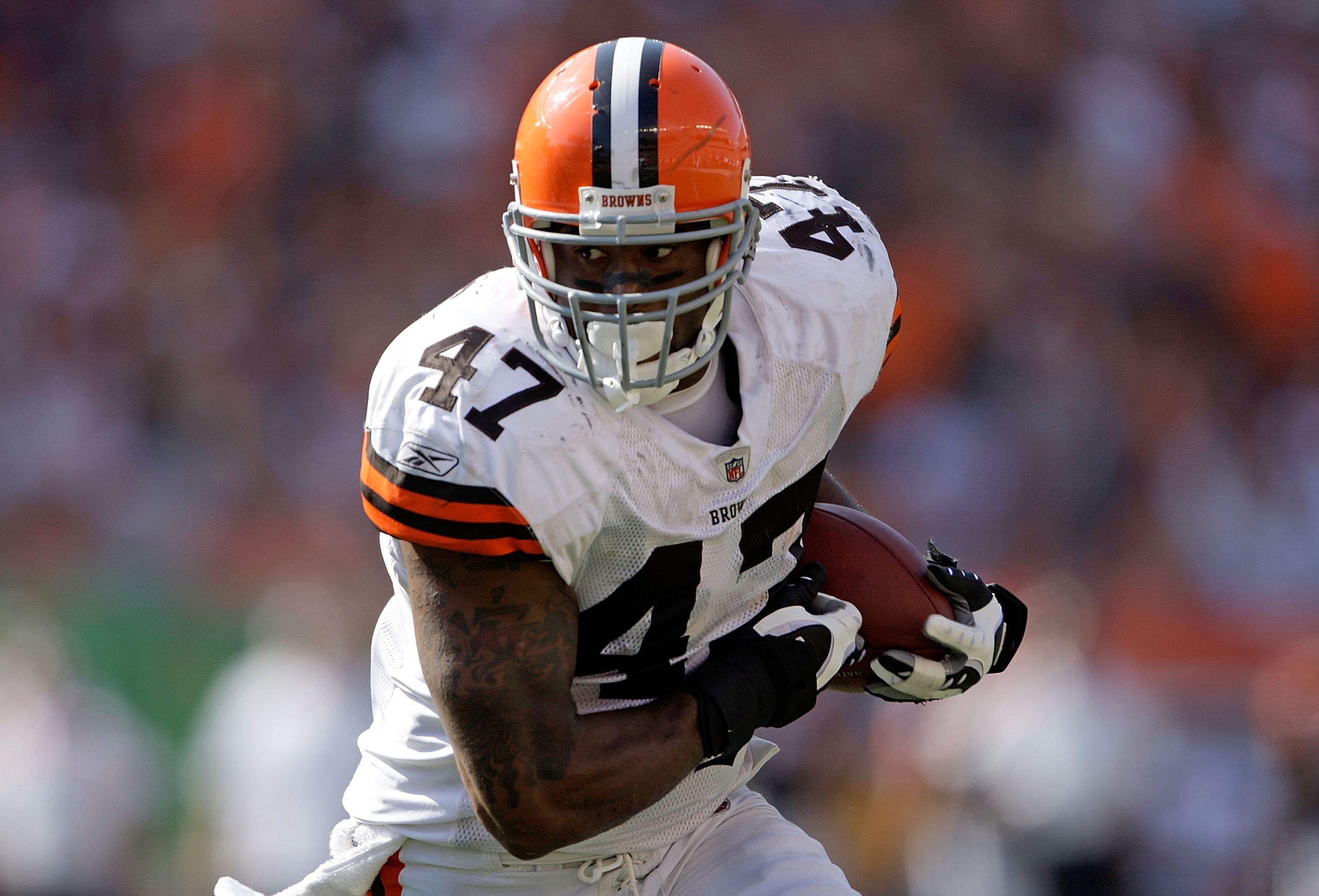 CINCINNATI - SEPTEMBER 28:  Lawrence Vickers #47 of the Cleveland Browns runs with the ball during the NFL game against the Cincinnati Bengals on September 28, 2008 at Paul Brown Stadium in Cincinnati, Ohio.  (Photo by Andy Lyons/Getty Images)