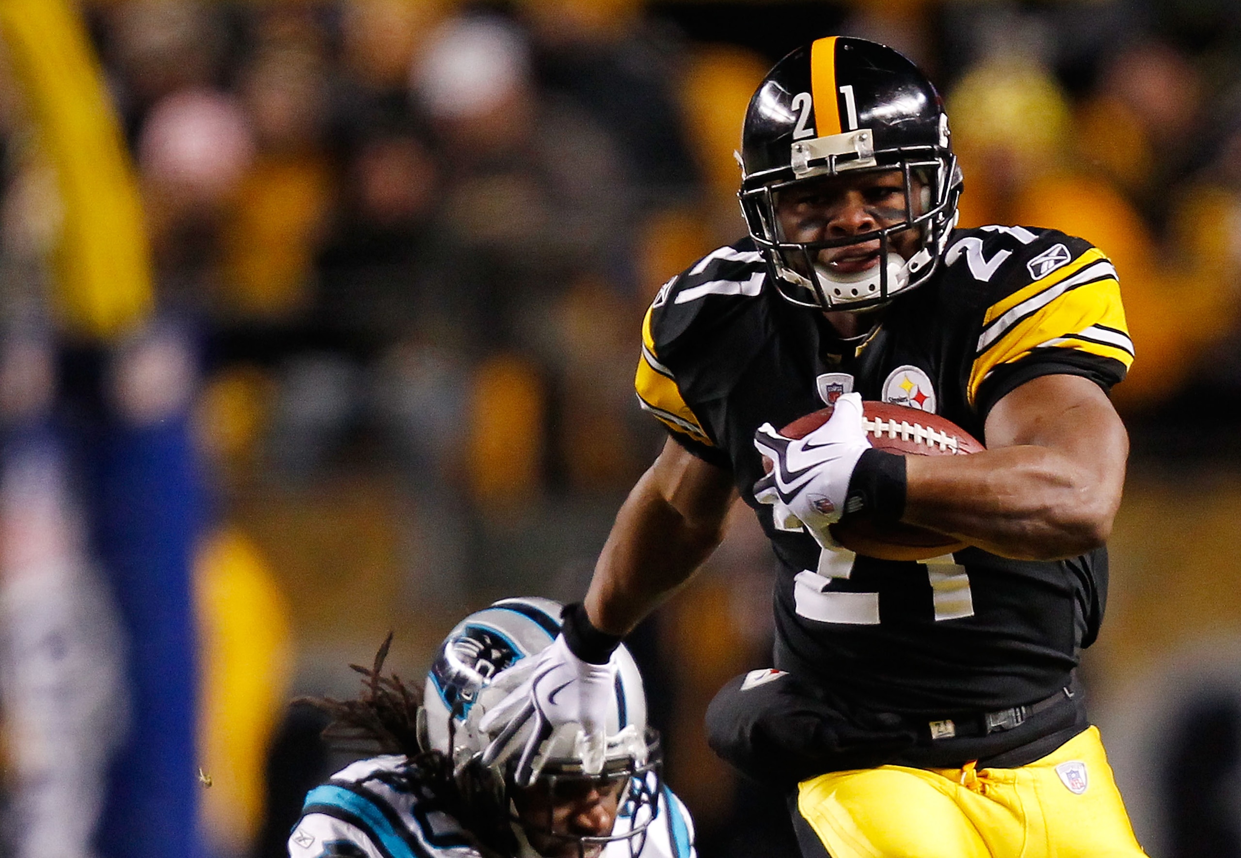 PITTSBURGH - DECEMBER 23:  Mewelde Moore #21 of the Pittsburgh Steelers runs by Charles Godfrey #30 of the Carolina Panthers during the game on December 23, 2010 at Heinz Field in Pittsburgh, Pennsylvania.  (Photo by Jared Wickerham/Getty Images)