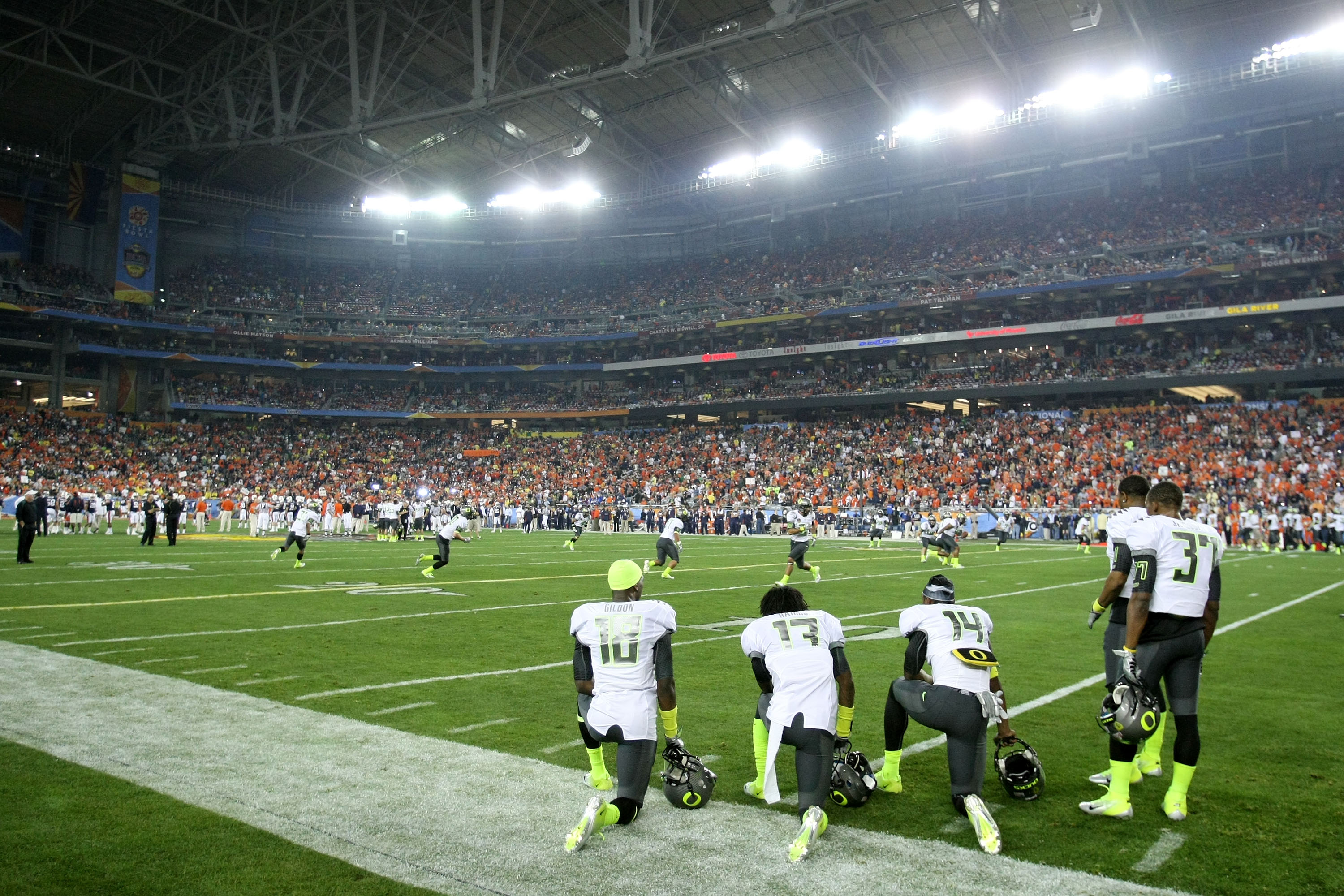 GLENDALE, AZ - JANUARY 10:  The Oregon Ducks warm up before their game against the Auburn Tigers during the Tostitos BCS National Championship Game at University of Phoenix Stadium on January 10, 2011 in Glendale, Arizona.  (Photo by Jonathan Ferrey/Getty