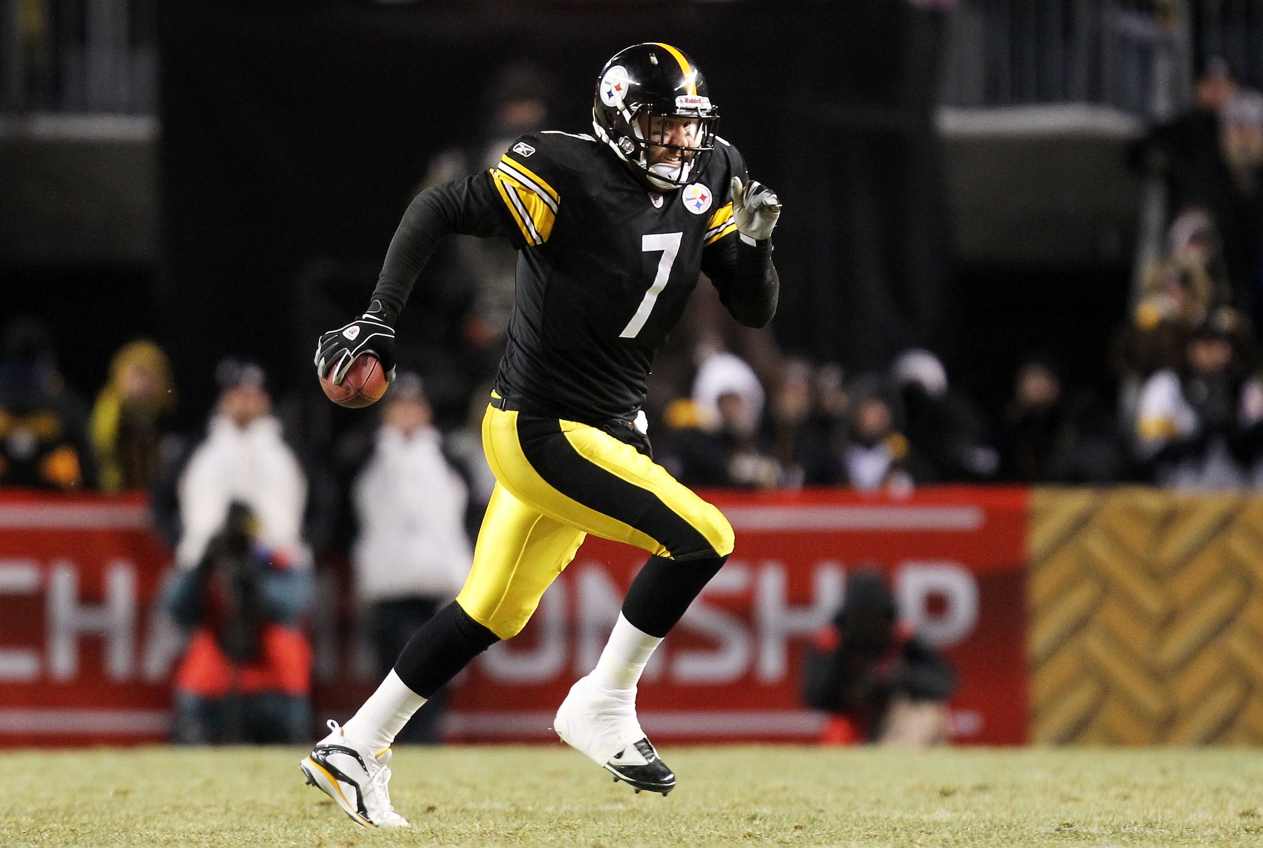 PITTSBURGH, PA - JANUARY 23: Ben Roethlisberger #7 of the Pittsburgh Steelers runs down field against the New York Jets in the 2011 AFC Championship game at Heinz Field on January 23, 2011 in Pittsburgh, Pennsylvania. The Steelers won 24 to 19. (Photo b PITTSBURGH, PA - JANUARY 23: Ben Roethlisberger #7 of the Pittsburgh Steelers runs down field against the New York Jets in the 2011 AFC Championship game at Heinz Field on January 23, 2011 in Pittsburgh, Pennsylvania. The Steelers won 24 to 19. (Photo b