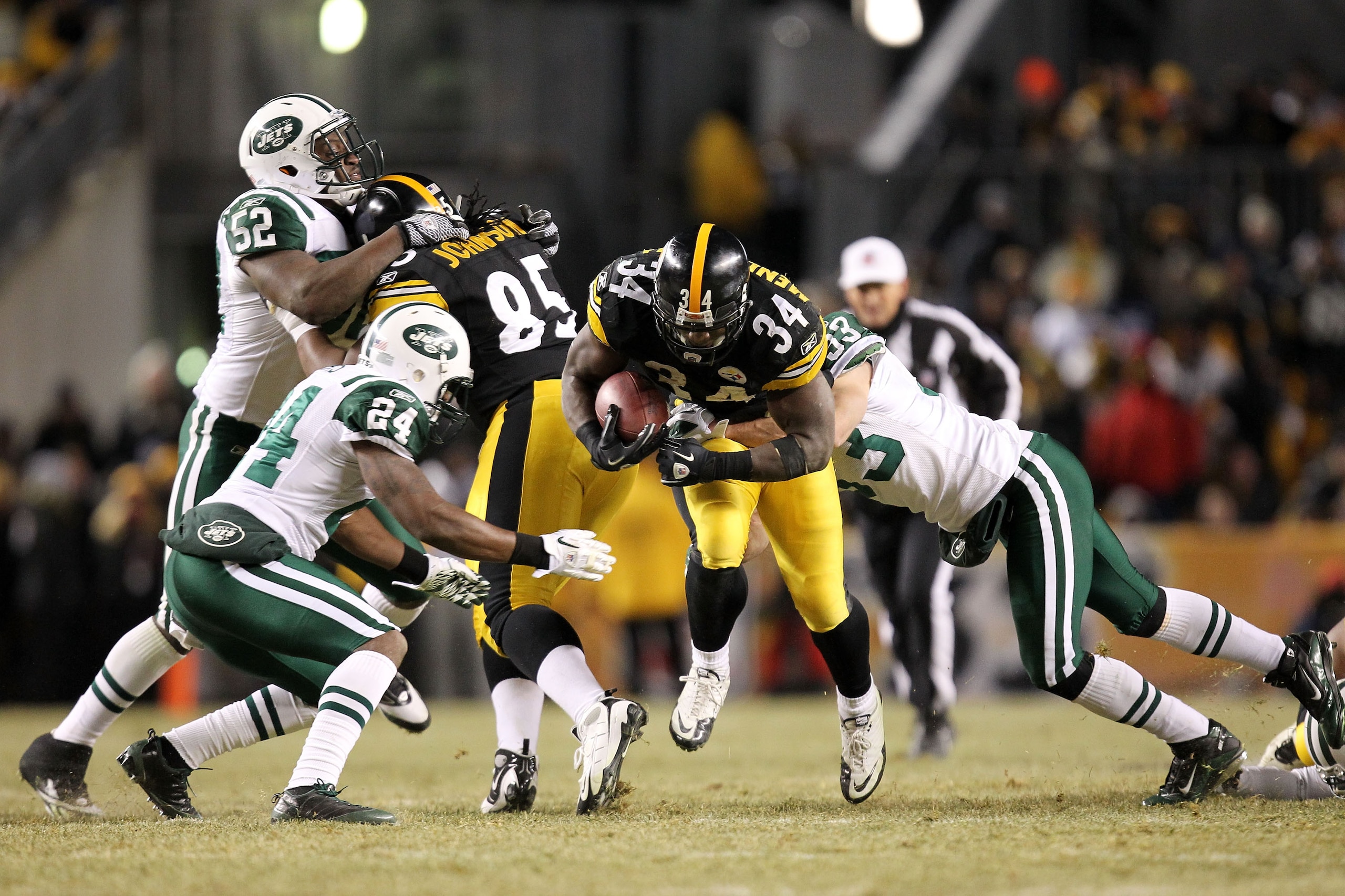 PITTSBURGH, PA - JANUARY 23: Rashard Mendenhall #34 of the Pittsburgh Steelers runs down field against Darrelle Revis #24 and Eric Smith #33 of the New York Jets during the 2011 AFC Championship game at Heinz Field on January 23, 2011 in Pittsburgh, Penns PITTSBURGH, PA - JANUARY 23: Rashard Mendenhall #34 of the Pittsburgh Steelers runs down field against Darrelle Revis #24 and Eric Smith #33 of the New York Jets during the 2011 AFC Championship game at Heinz Field on January 23, 2011 in Pittsburgh, Penns