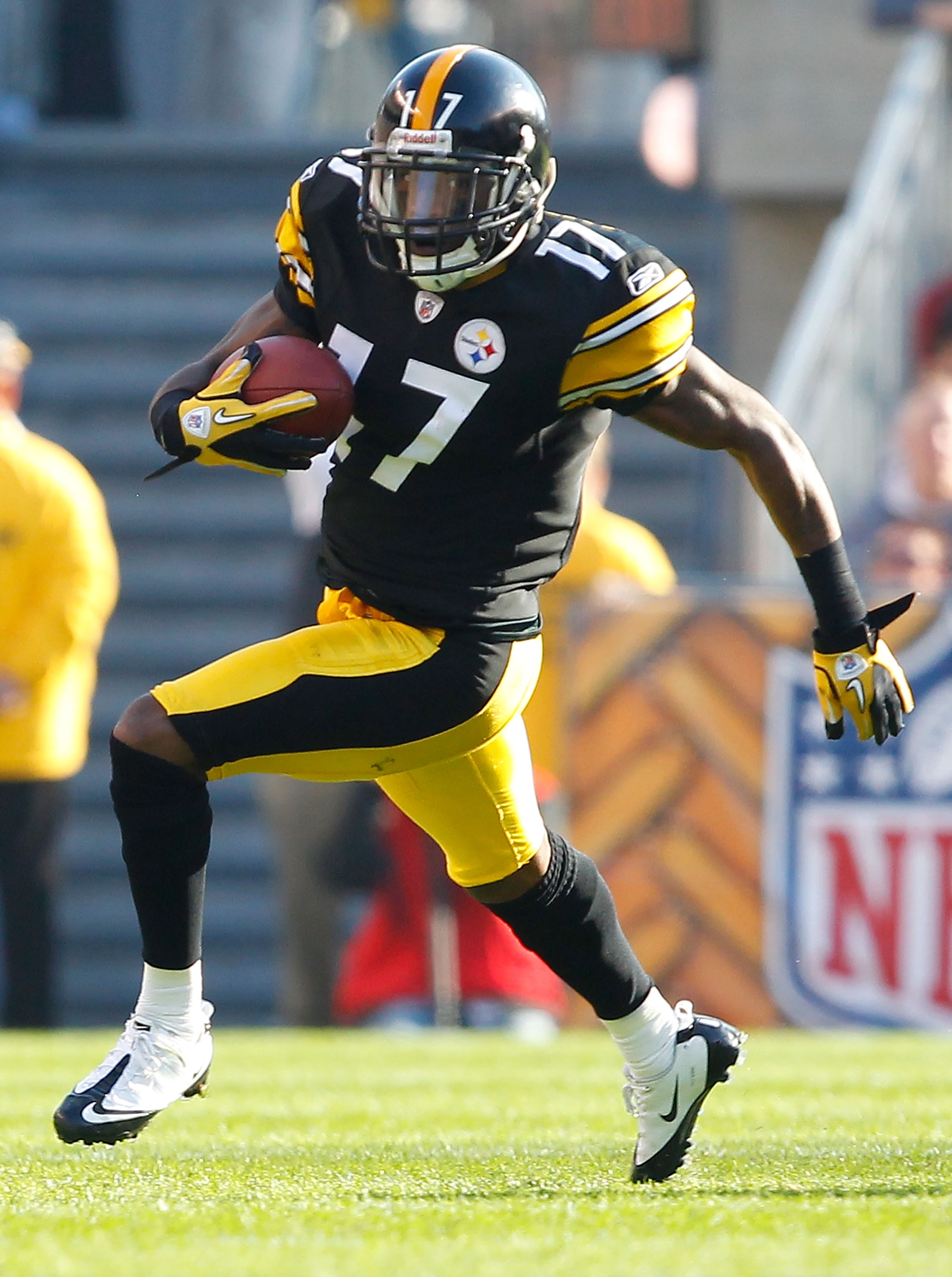 PITTSBURGH, PA - NOVEMBER 21: Mike Wallace #17 of the Pittsburgh Steelers runs with the ball against the Oakland Raiders during the game on November 21, 2010 at Heinz Field in Pittsburgh, Pennsylvania. (Photo by Jared Wickerham/Getty Images) PITTSBURGH, PA - NOVEMBER 21: Mike Wallace #17 of the Pittsburgh Steelers runs with the ball against the Oakland Raiders during the game on November 21, 2010 at Heinz Field in Pittsburgh, Pennsylvania. (Photo by Jared Wickerham/Getty Images)