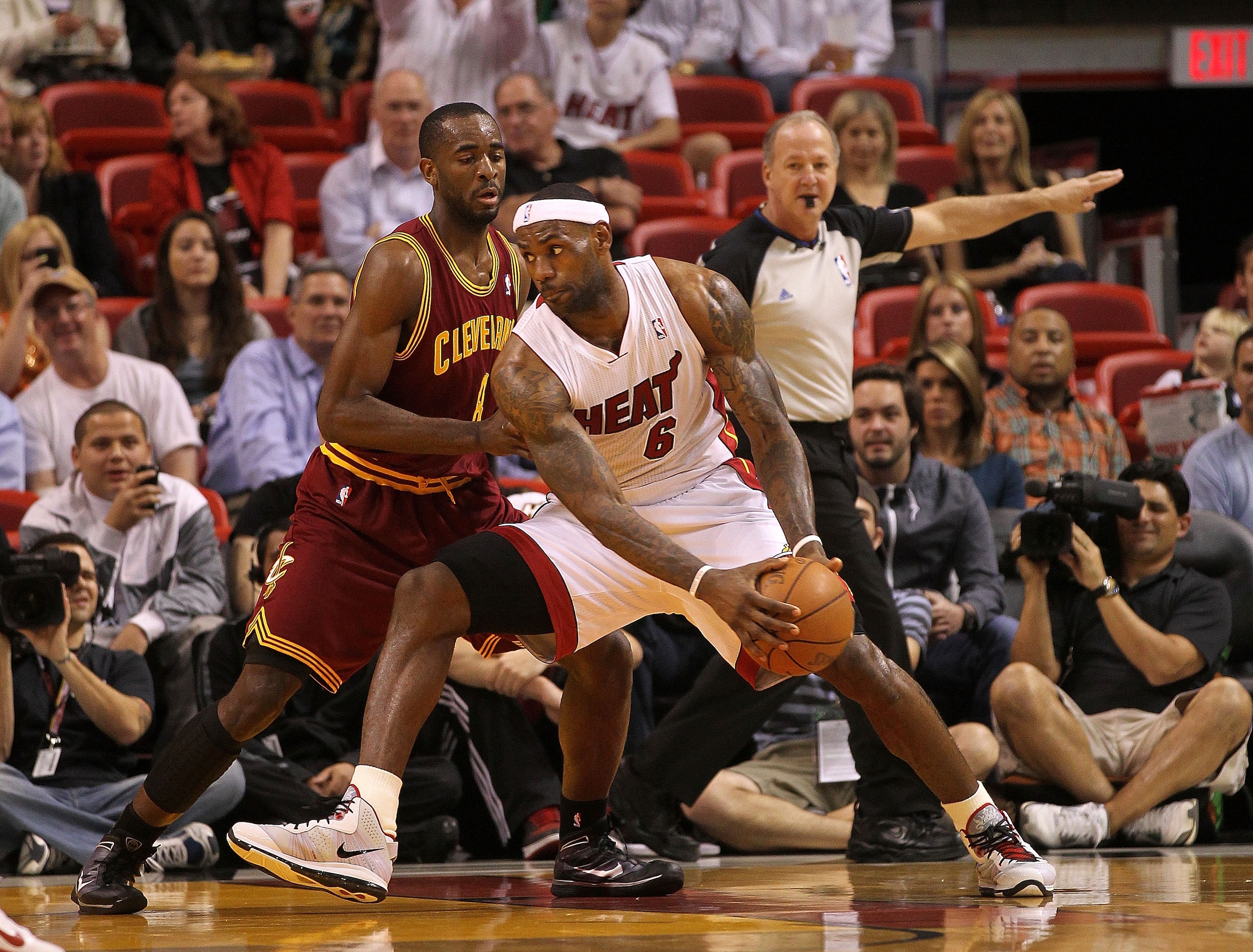 MIAMI, FL - JANUARY 31: LeBron James #6 of the Miami Heat posts up Daniel Gibson #1 of the Cleveland Cavaliers during a game at American Airlines Arena on January 31, 2011 in Miami, Florida. NOTE TO USER: User expressly acknowledges and agrees that, by d MIAMI, FL - JANUARY 31: LeBron James #6 of the Miami Heat posts up Daniel Gibson #1 of the Cleveland Cavaliers during a game at American Airlines Arena on January 31, 2011 in Miami, Florida. NOTE TO USER: User expressly acknowledges and agrees that, by d