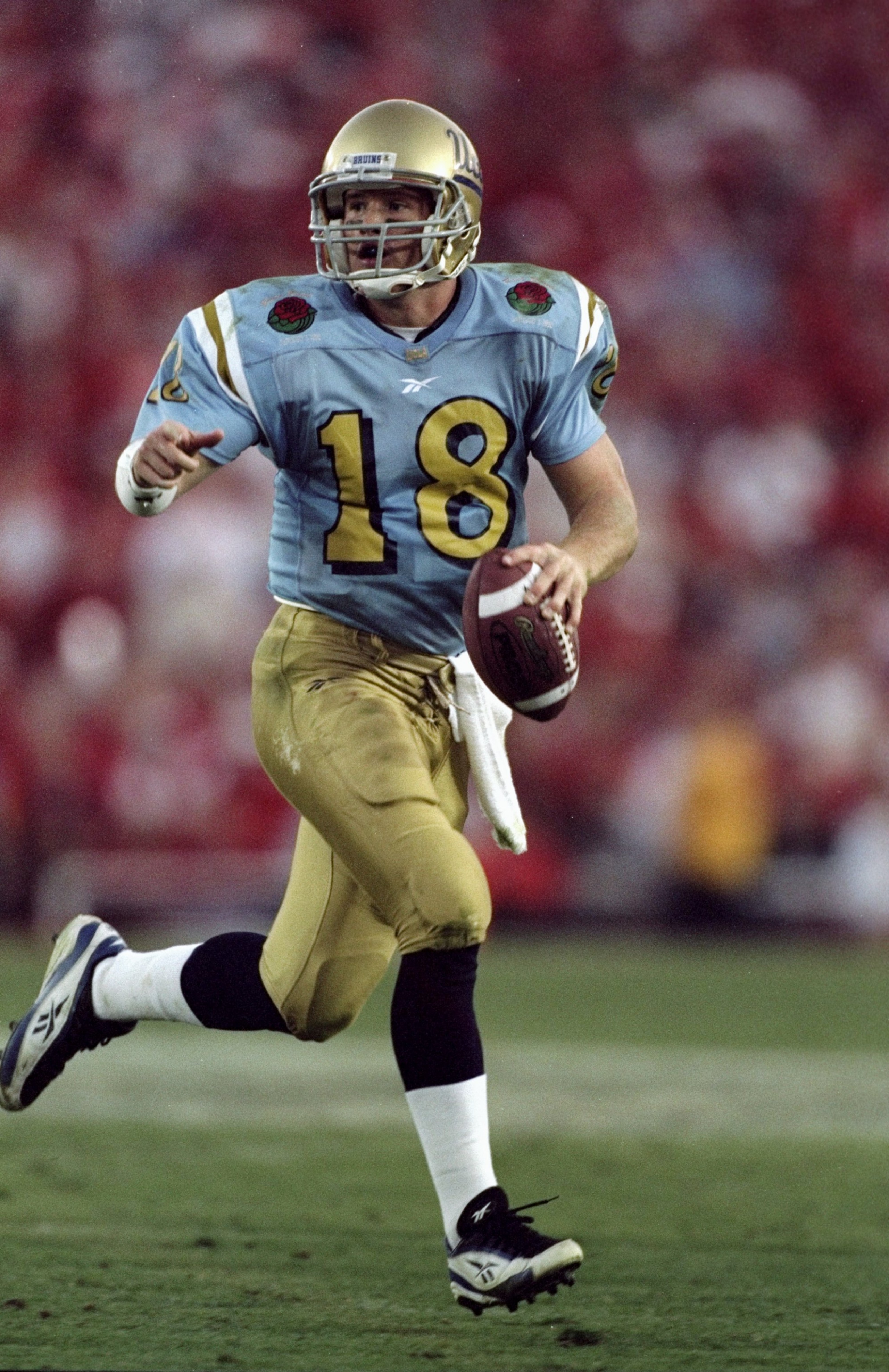 1 Jan 1999:  Cade McNown #18 of the UCLA Bruins looks to throw the ball during the Rose Bowl Game against the Wisconsin Badgers at the Rose Bowl in Pasadena, California. The Badgers defeated the Bruins 38-31. Mandatory Credit: Tom Hauck  /Allsport