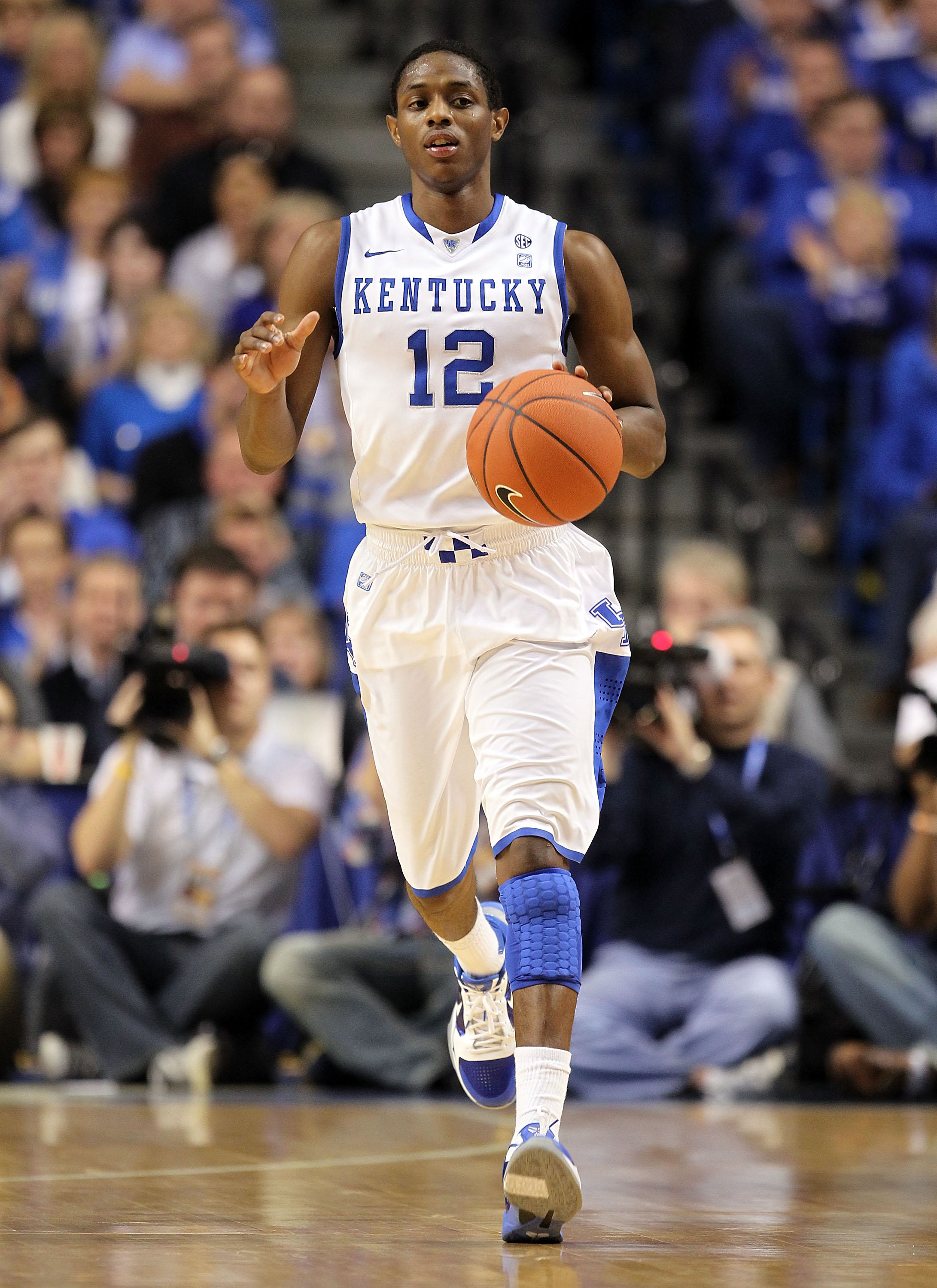 LEXINGTON, KY - JANUARY 29:  Brandon Knight #12 of the Kentucky Wildcats dribbles the ball during the SEC game against the Georgia Bulldogs at Rupp Arena on January 29, 2011 in Lexington, Kentucky. Kentucky won 66-60.  (Photo by Andy Lyons/Getty Images)