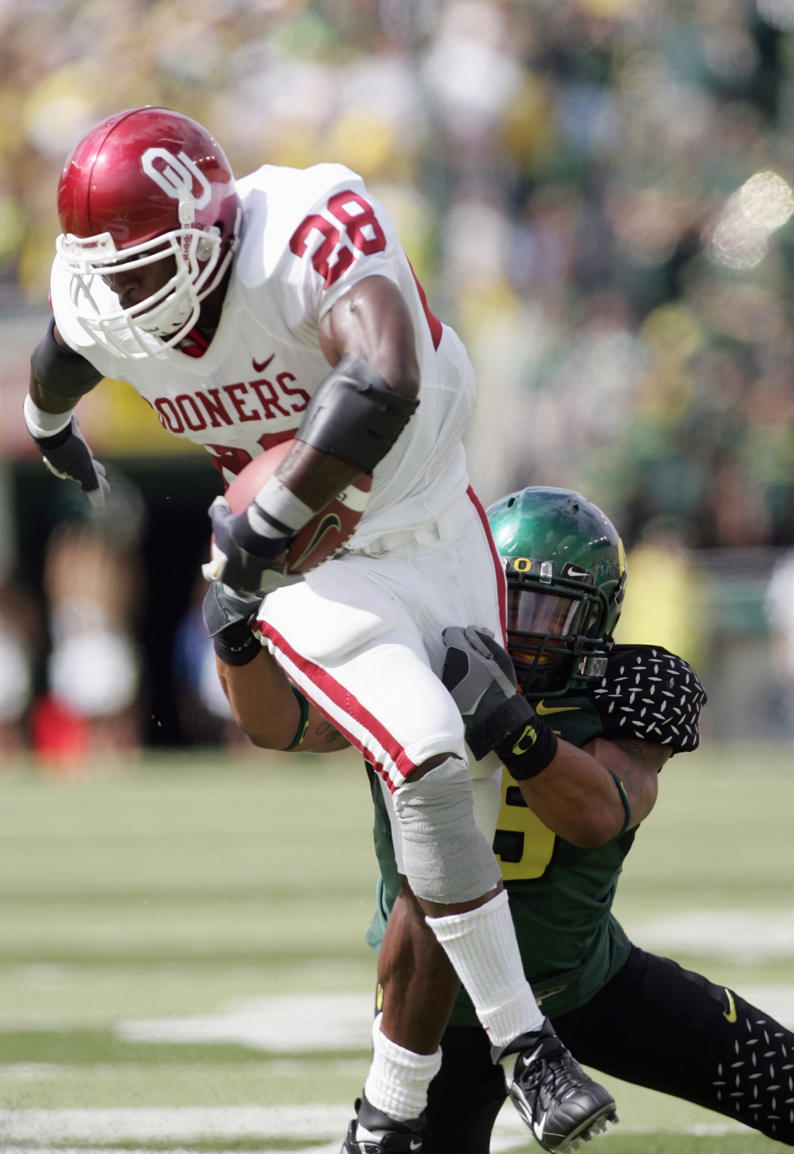 EUGENE, OR - SEPTEMBER 16: Adrian Peterson #28 of the Oklahoma Sooners carries the ball against the Oregon Ducks on September 16, 2006 at Autzen Stadium in Eugene, Oregon. (Photo by Jonathan Ferrey/Getty Images)