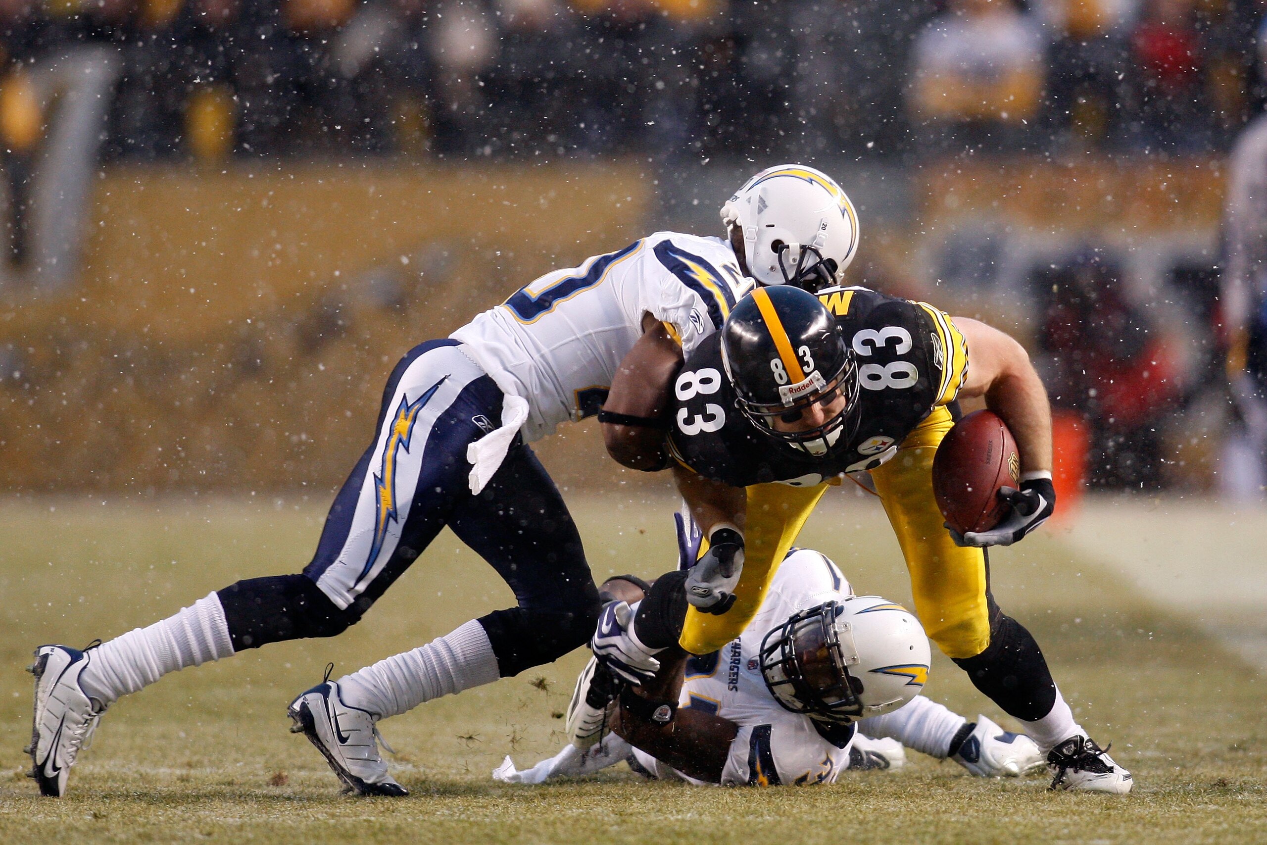 PITTSBURGH - JANUARY 11: Heath Miller #83 of the Pittsburgh Steelers makes an 11-yard reception in the first quarter against Antonio Cromartie #31 and Antoine Cason #20 (L) of the San Diego Chargers during their AFC Divisional Playoff Game on January 11, PITTSBURGH - JANUARY 11: Heath Miller #83 of the Pittsburgh Steelers makes an 11-yard reception in the first quarter against Antonio Cromartie #31 and Antoine Cason #20 (L) of the San Diego Chargers during their AFC Divisional Playoff Game on January 11,