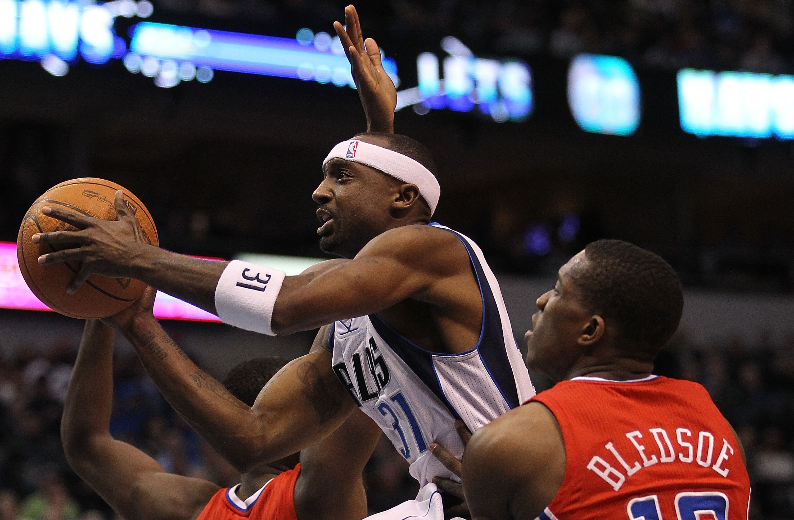 DALLAS, TX - JANUARY 25:  Guard Jason Terry #31 of the Dallas Mavericks takes a shot against Eric Bledsoe #12 of the Los Angeles Clippers at American Airlines Center on January 25, 2011 in Dallas, Texas.  NOTE TO USER: User expressly acknowledges and agre