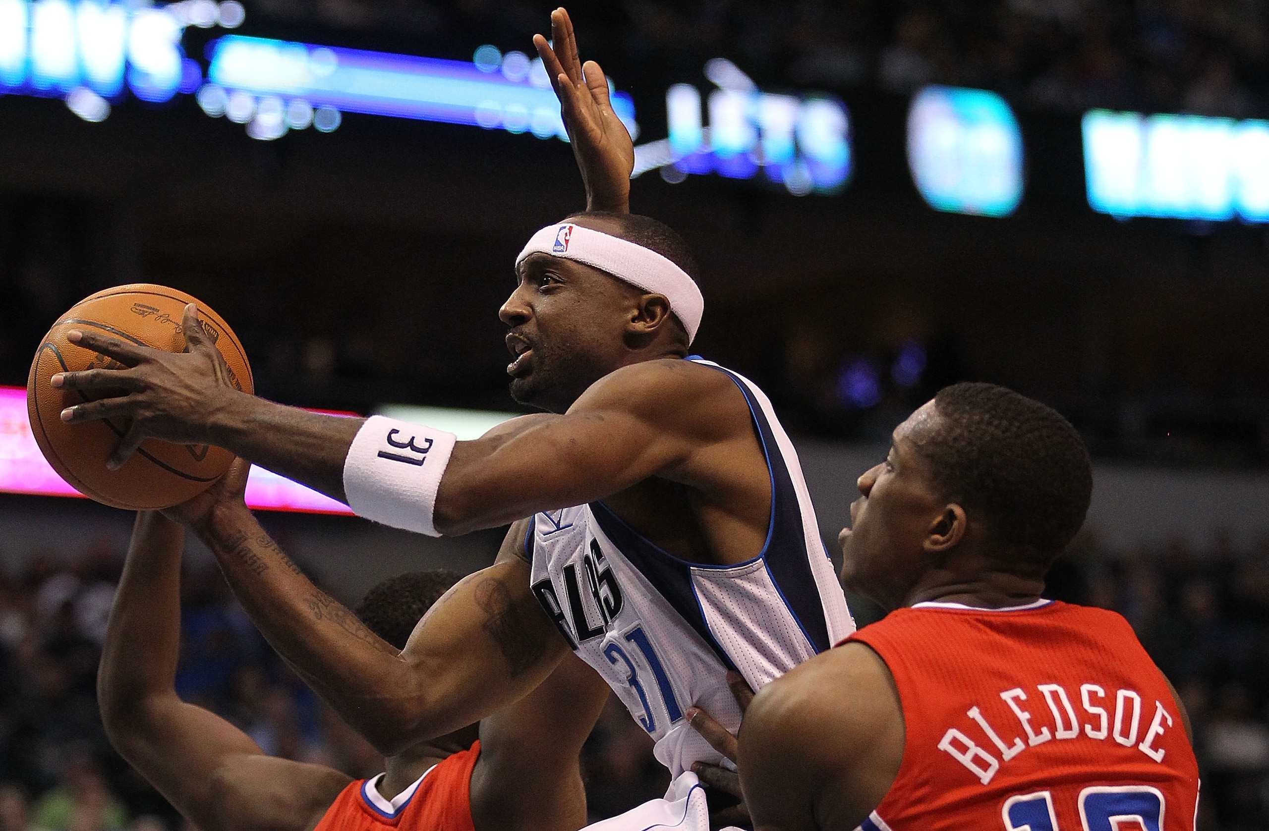 DALLAS, TX - JANUARY 25:  Guard Jason Terry #31 of the Dallas Mavericks takes a shot against Eric Bledsoe #12 of the Los Angeles Clippers at American Airlines Center on January 25, 2011 in Dallas, Texas.  NOTE TO USER: User expressly acknowledges and agre