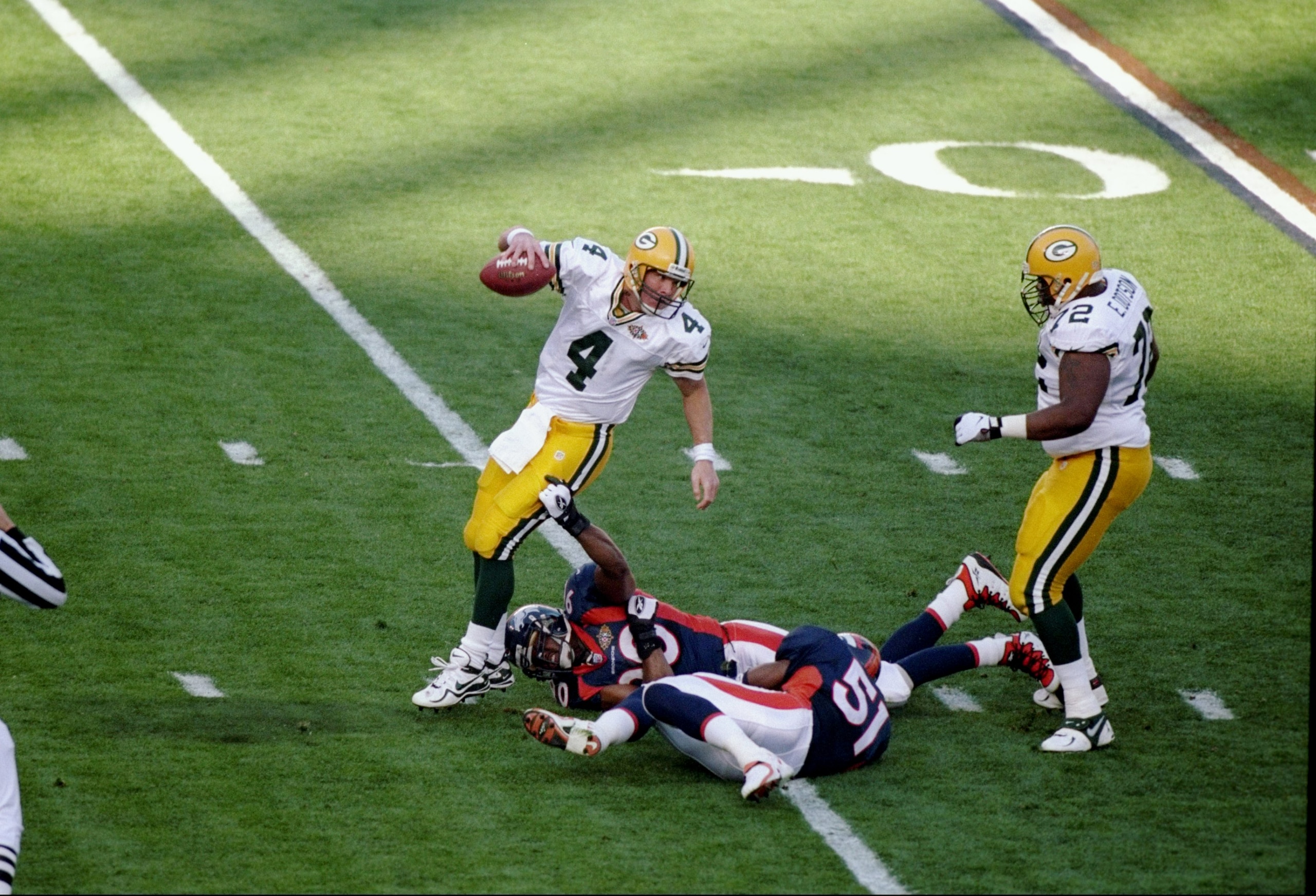 25 Jan 1998:  Brett Favre #4 of the Green Bay Packers scrambles away from the Denver Broncos rush during Super Bowl  XXXII at Qualcomm Stadium in San Diego, California.  The Denver Broncos defeated the Green Bay Packers 31-24. Mandatory Credit: Jed Jacobs