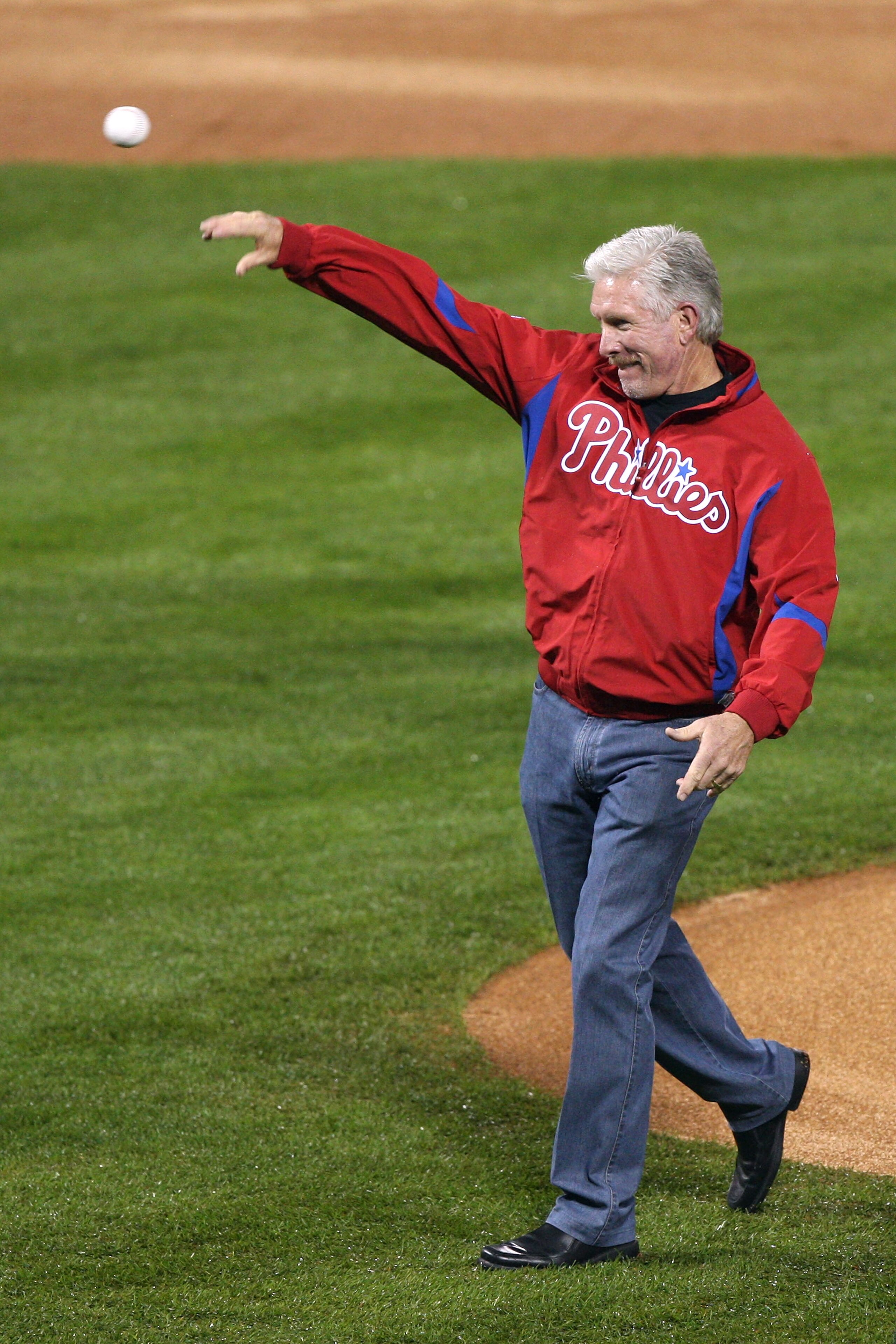 PHILADELPHIA - OCTOBER 31:  Former Philadelphia Phillie Mike Schmidt throws out the first pitch before Game Three of the 2009 MLB World Series at Citizens Bank Park on October 31, 2009 in Philadelphia, Pennsylvania.  (Photo by Jed Jacobsohn/Getty Images)