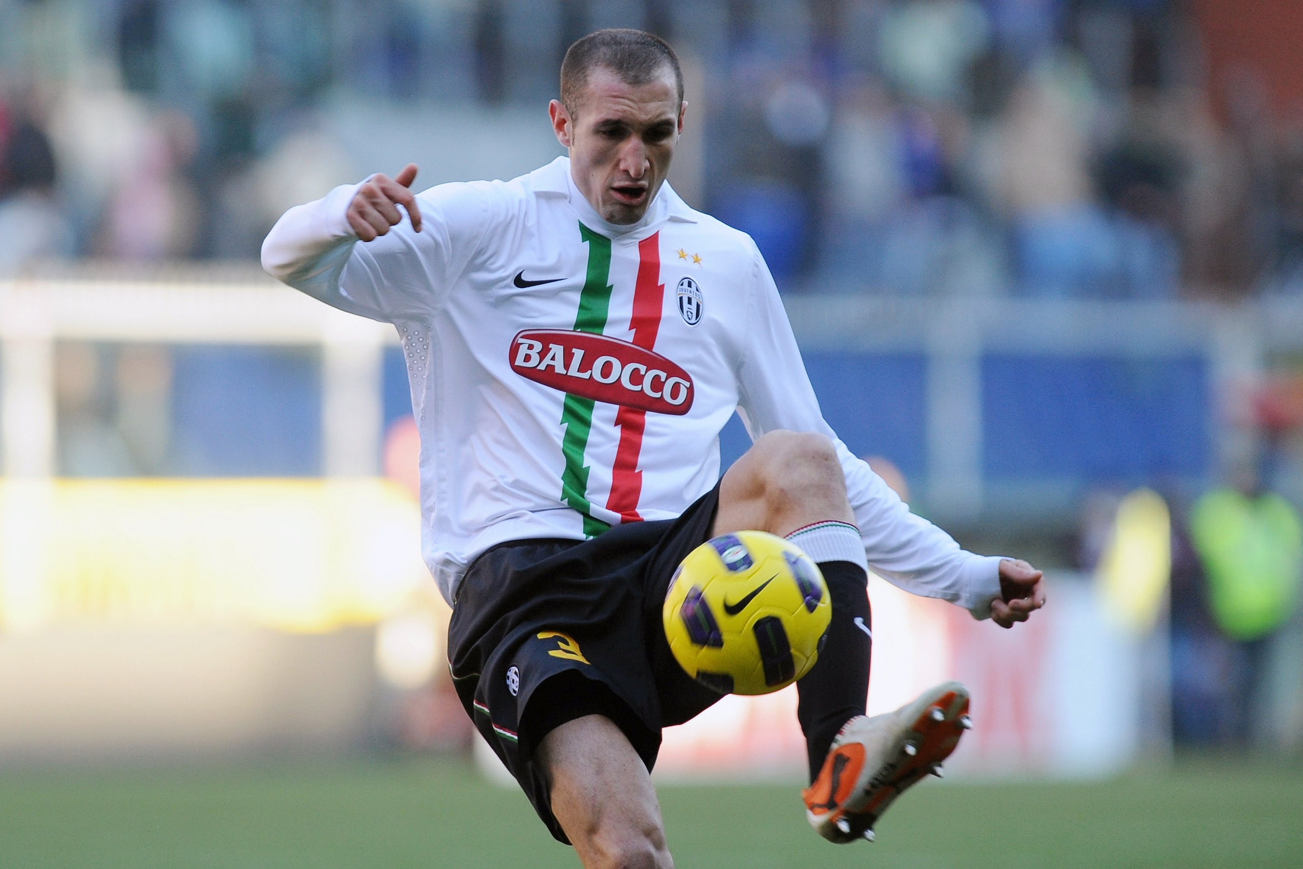 GENOA, ITALY - JANUARY 23: Giorgio Chiellini of Juventus FC in action during the Serie A match between UC Sampdoria and Juventus FC at Stadio Luigi Ferraris on January 23, 2011 in Genoa, Italy. (Photo by Valerio Pennicino/Getty Images) GENOA, ITALY - JANUARY 23: Giorgio Chiellini of Juventus FC in action during the Serie A match between UC Sampdoria and Juventus FC at Stadio Luigi Ferraris on January 23, 2011 in Genoa, Italy. (Photo by Valerio Pennicino/Getty Images)