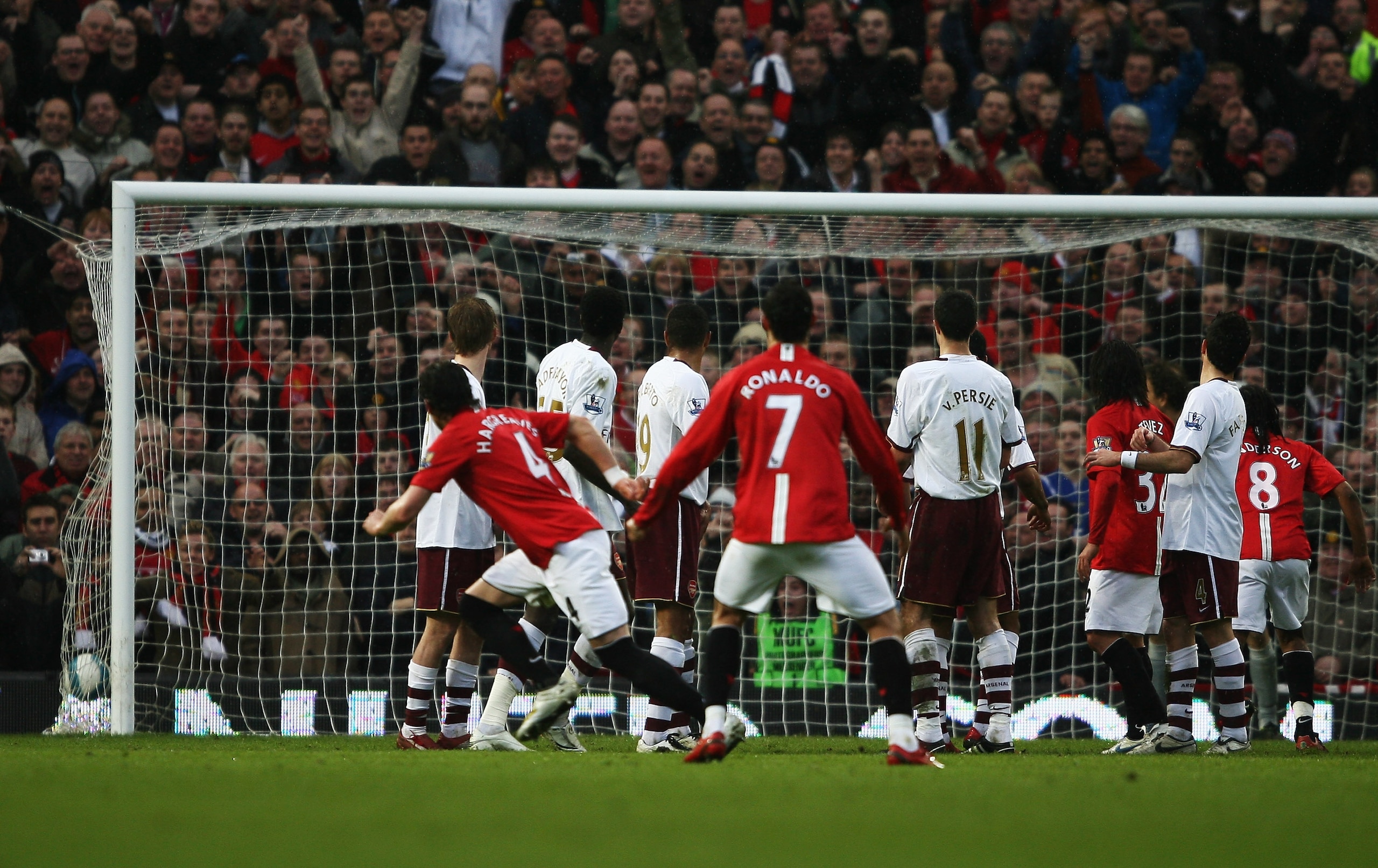 MANCHESTER, UNITED KINGDOM - APRIL 13: Owen Hargreaves of Manchester United scores his teams 2nd goal during the Barclays Premier League match between Manchester United and Arsenal at Old Trafford on April 13, 2008 in Manchester, England. (Photo by Cli MANCHESTER, UNITED KINGDOM - APRIL 13: Owen Hargreaves of Manchester United scores his teams 2nd goal during the Barclays Premier League match between Manchester United and Arsenal at Old Trafford on April 13, 2008 in Manchester, England. (Photo by Cli