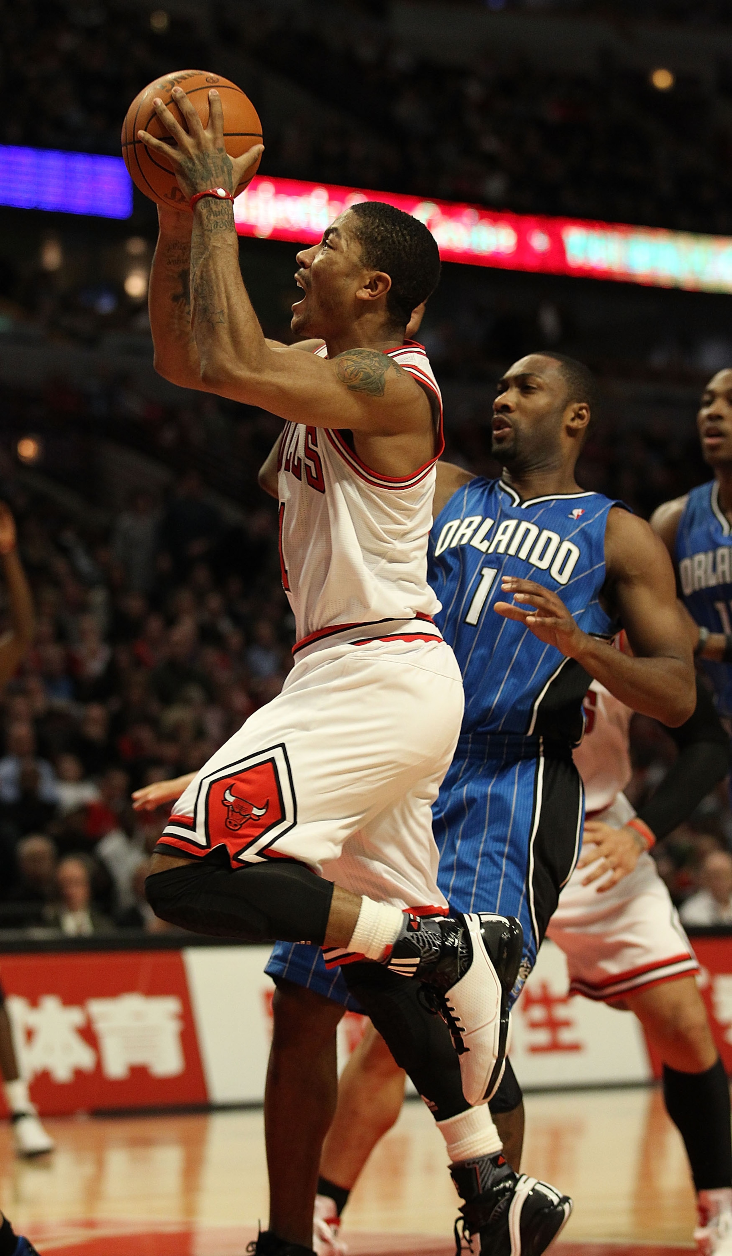 CHICAGO, IL - JANUARY 28: Derrick Rose #1 of the Chicago Bulls drives past Gilbert Arenas #1 of the Orlando Magic at the United Center on January 28, 2011 in Chicago, Illinois. The Bulls defeated the Magic 99-90. NOTE TO USER: User expressly acknowledges