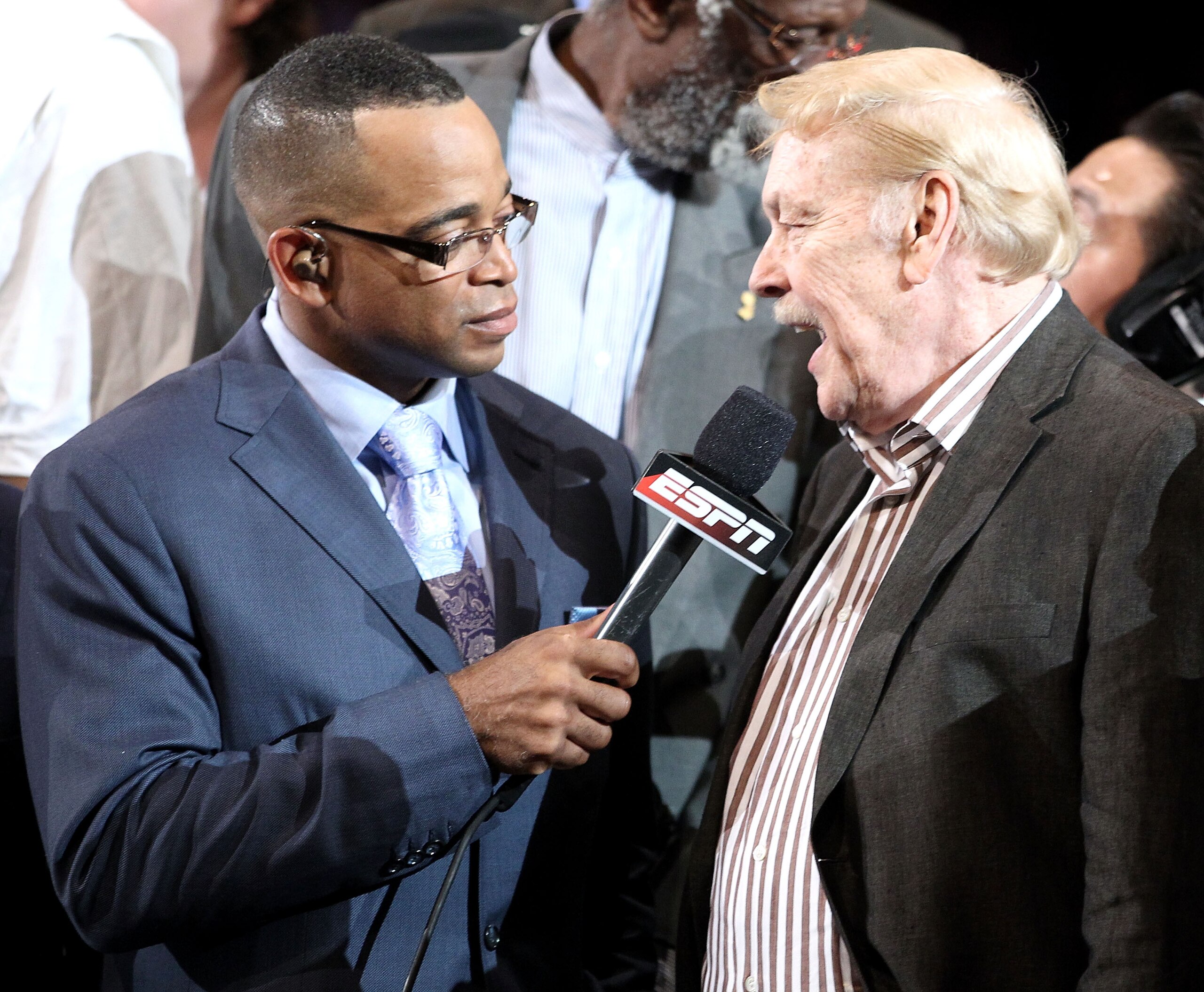 LOS ANGELES, CA - JUNE 17:  ESPN reporter Stuart Scott interviews owner Dr. Jerry Buss of the Los Angeles Lakers after their 83-79 victory against the Boston Celtics by holding up five fingers in Game Seven of the 2010 NBA Finals at Staples Center on June