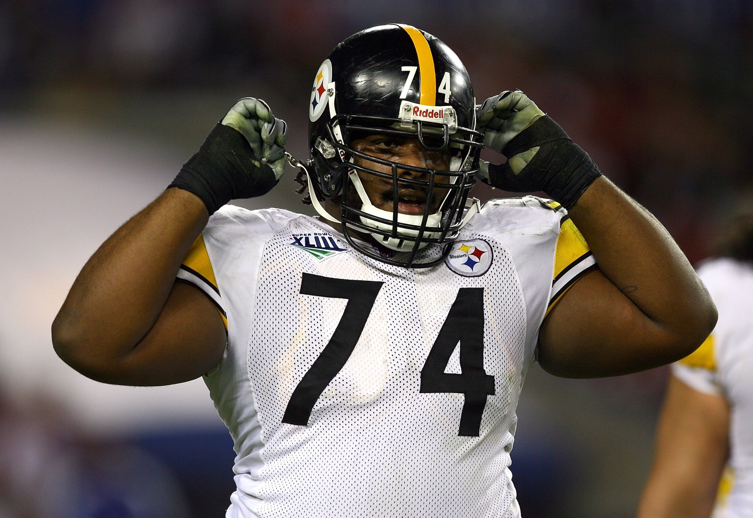 TAMPA, FL - FEBRUARY 01:  Tackle Willie Colon #74 of the Pittsburgh Steelers looks on against the Arizona Cardinals during Super Bowl XLIII on February 1, 2009 at Raymond James Stadium in Tampa, Florida.  (Photo by Jamie Squire/Getty Images)