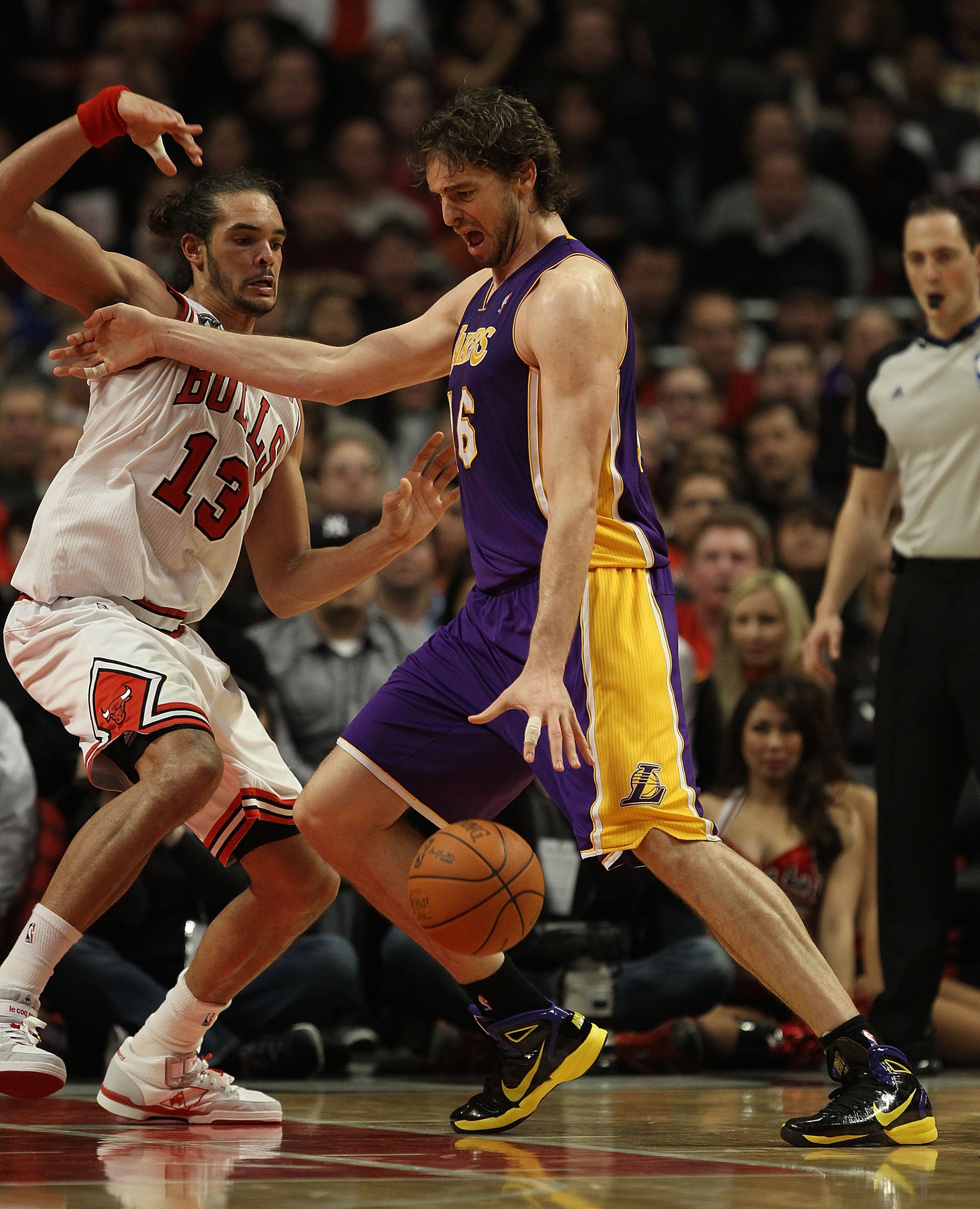 CHICAGO, IL - DECEMBER 10: Pau Gasol #16 of the Los Angeles Lakers moves against Joakim Noah #13 of the Chicago Bulls at the United Center on December 10, 2010 in Chicago, Illinois. The Bulls defeated the Lakers 88-84. NOTE TO USER: User expressly acknowl