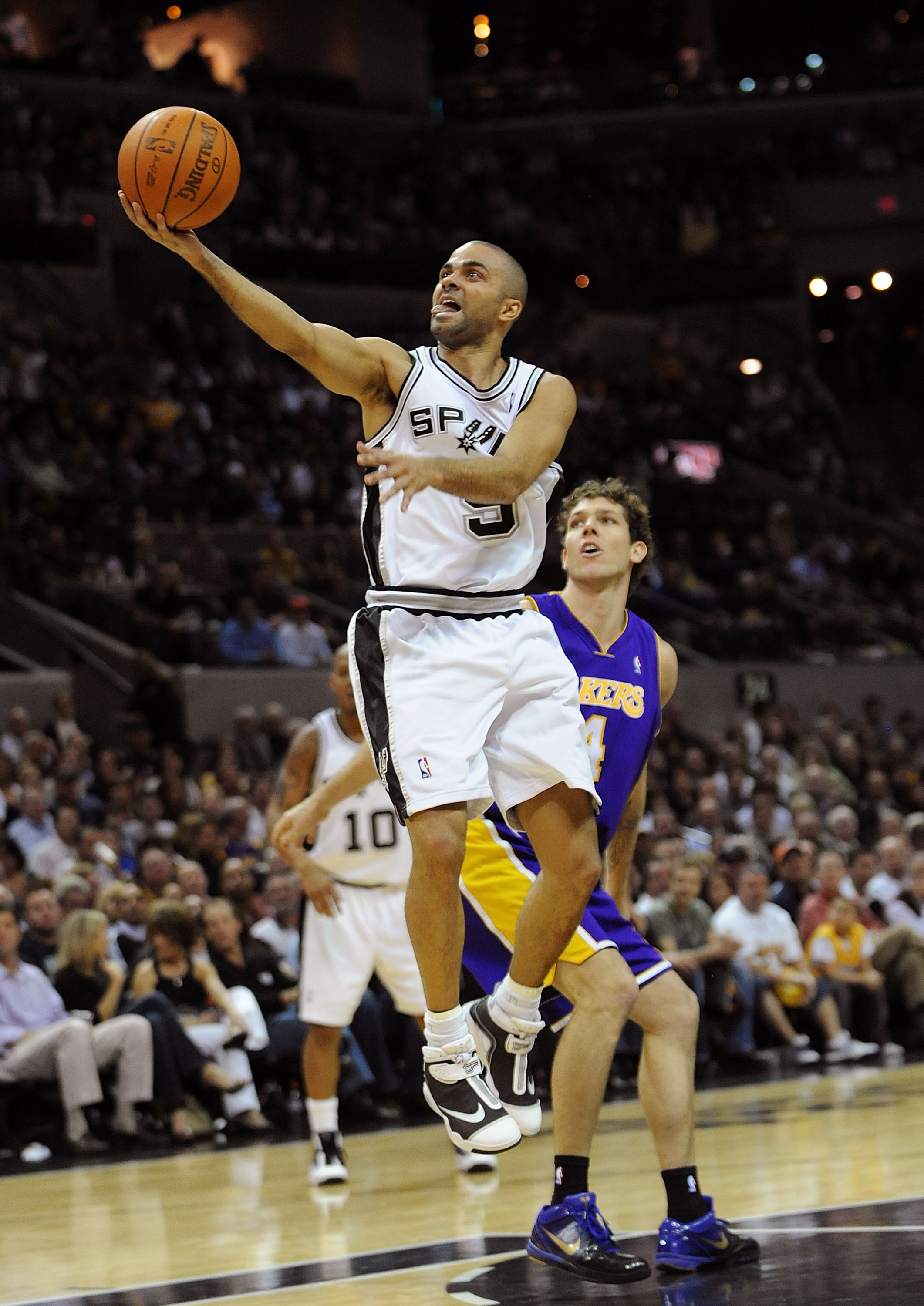 SAN ANTONIO - JANUARY 12:  Guard Tony Parker #9 of the San Antonio Spurs takes a shot against Luke Walton #4 of the Los Angeles Lakers on January 12, 2010 at AT&T Center in San Antonio, Texas.  NOTE TO USER: User expressly acknowledges and agrees that, by