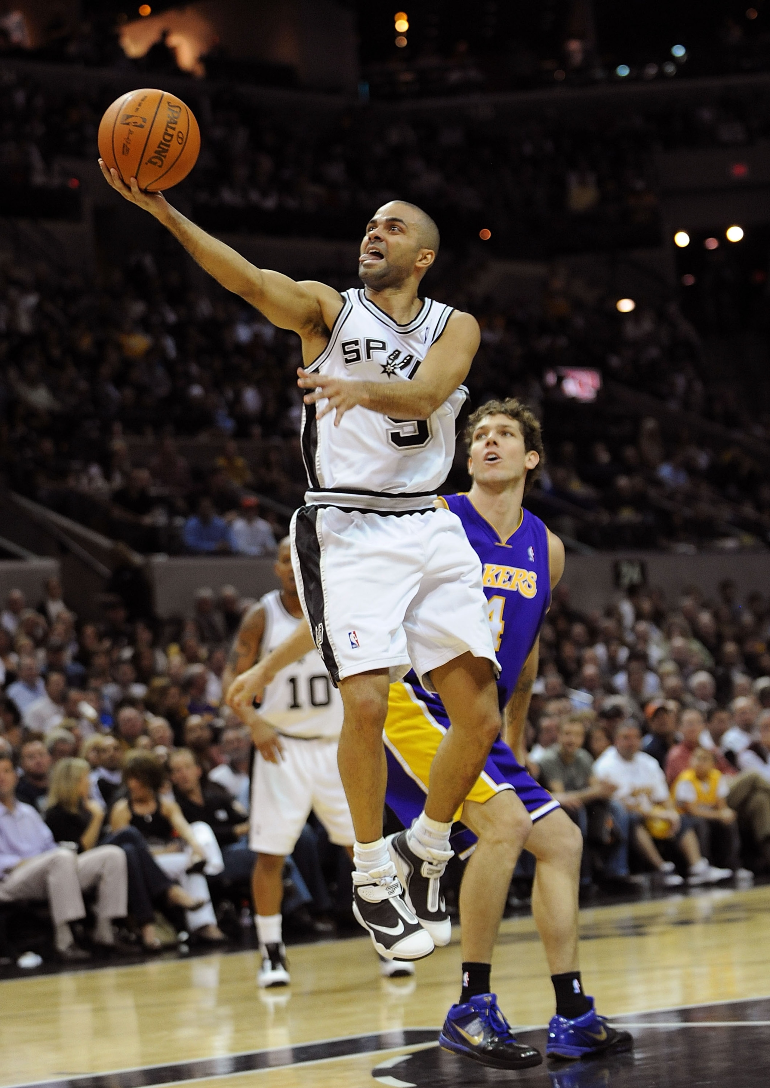 SAN ANTONIO - JANUARY 12: Guard Tony Parker #9 of the San Antonio Spurs takes a shot against Luke Walton #4 of the Los Angeles Lakers on January 12, 2010 at AT&T Center in San Antonio, Texas. NOTE TO USER: User expressly acknowledges and agrees that, by SAN ANTONIO - JANUARY 12: Guard Tony Parker #9 of the San Antonio Spurs takes a shot against Luke Walton #4 of the Los Angeles Lakers on January 12, 2010 at AT&T Center in San Antonio, Texas. NOTE TO USER: User expressly acknowledges and agrees that, by