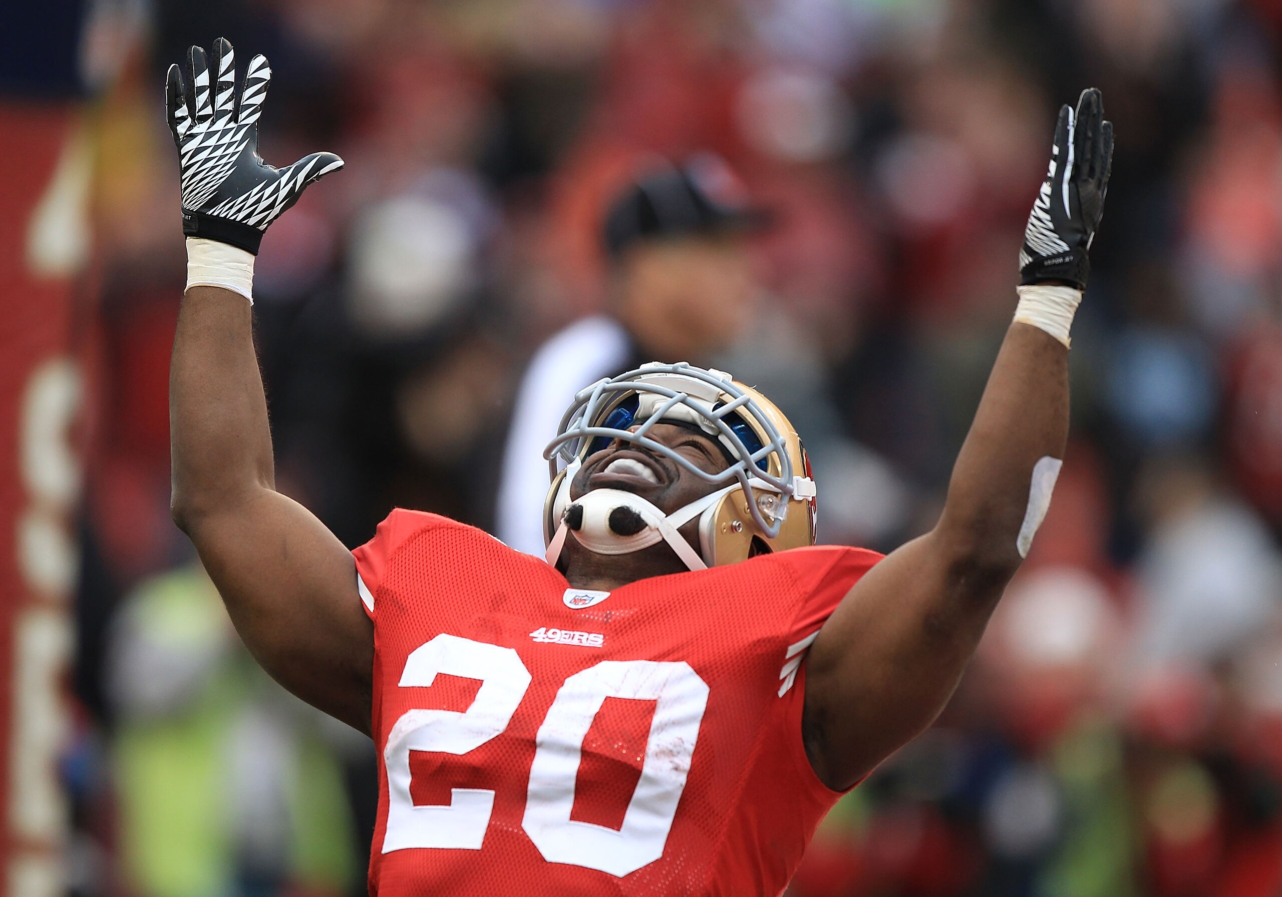 SAN FRANCISCO, CA - JANUARY 02:    Brian Westbrook #20 of the San Francisco 49ers celebrates after scoring a touchdown against the Arizona Cardinals during an NFL game at Candlestick Park on January 2, 2011 in San Francisco, California.  (Photo by Jed Jac
