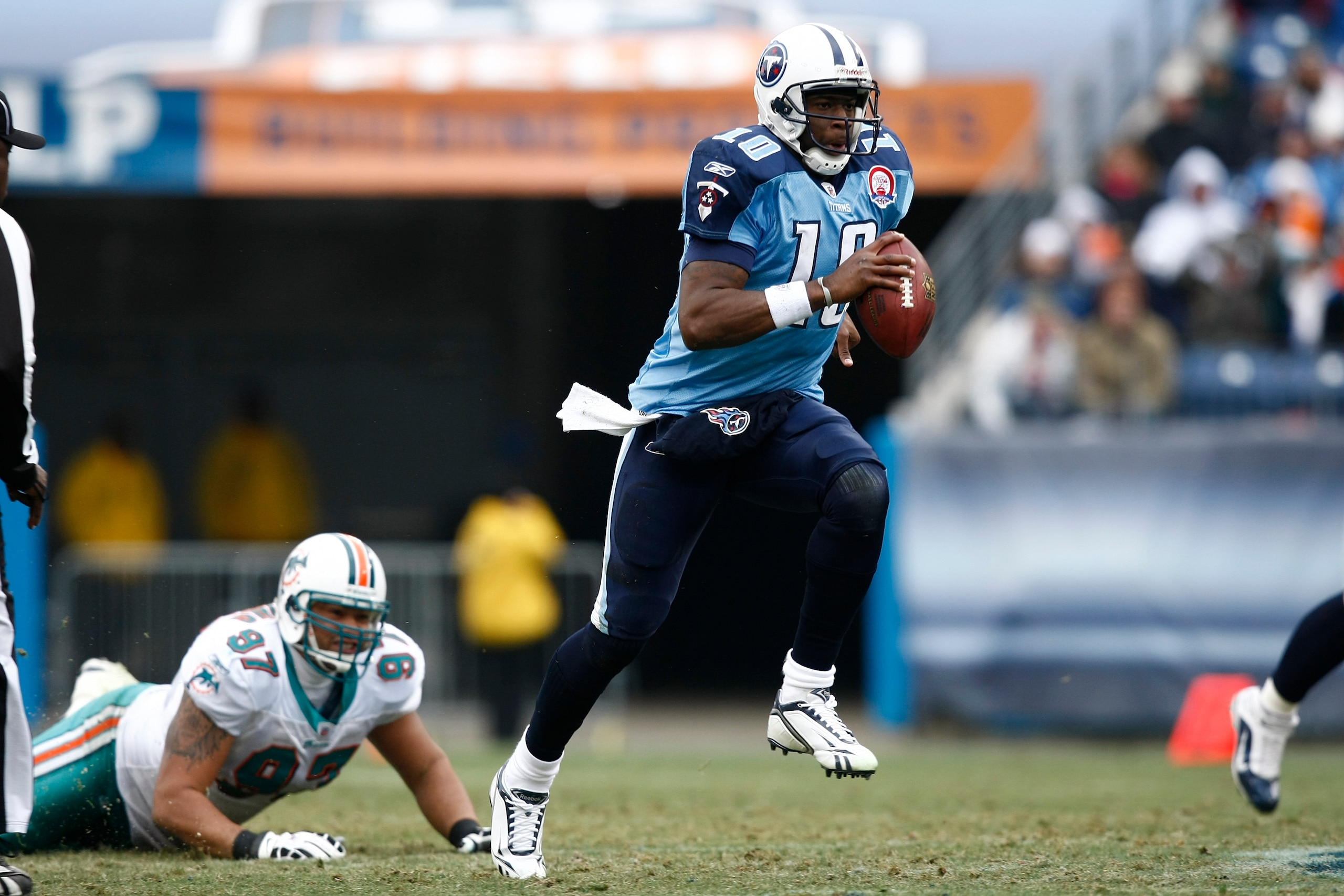 NASHVILLE, TN - DECEMBER 20: Vince Young #10 of the Tennessee Titans runs with the football against the Miami Dolphins at LP Field on December 20, 2009 in Nashville, Tennessee. The Titans defeated the Dolphins 27-24 in overtime. (Photo by Joe Robbins/Gett