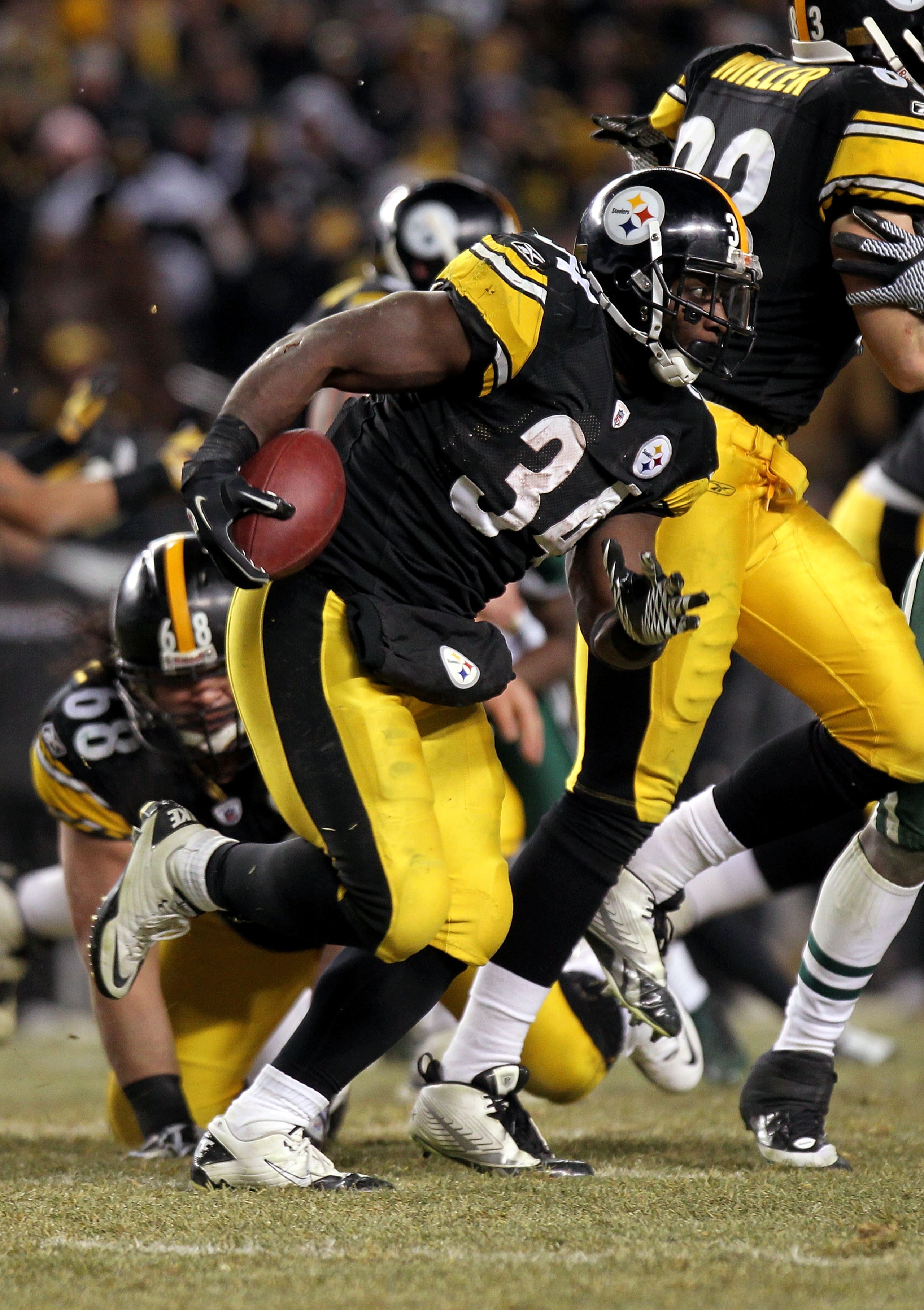 PITTSBURGH, PA - JANUARY 23:  Rashard Mendenhall #34 of the Pittsburgh Steelers runs the ball against the New York Jets during the 2011 AFC Championship game at Heinz Field on January 23, 2011 in Pittsburgh, Pennsylvania. The Steelers won 24-19.  (Photo b