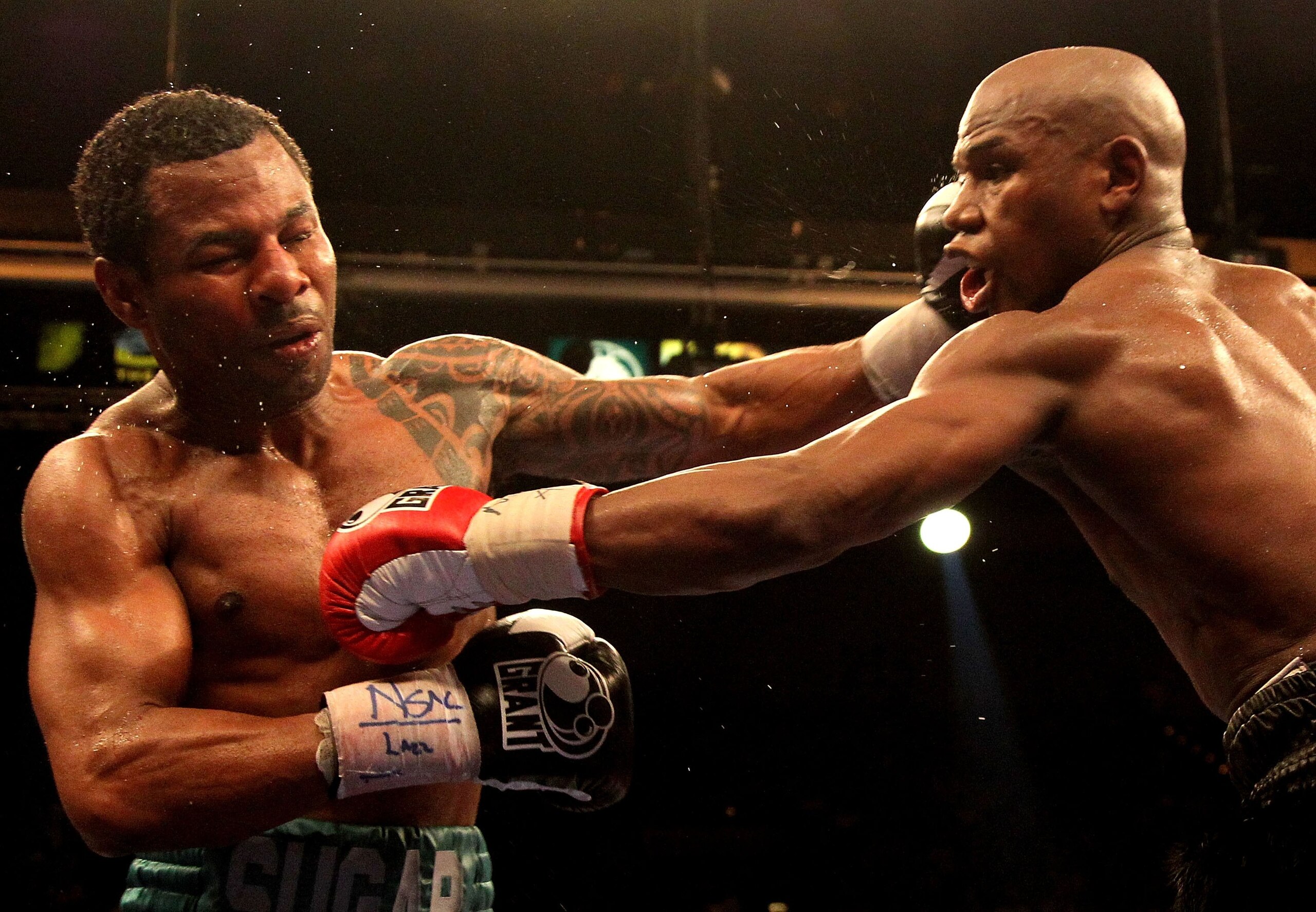 LAS VEGAS - MAY 01:  (R-L) Floyd Mayweather Jr. in action against Shane Mosley during their welterweight fight at the MGM Grand Garden Arena on May 1, 2010 in Las Vegas, Nevada. Mayweather Jr. defeated Mosley by unanimous decison.  (Photo by Jed Jacobsohn