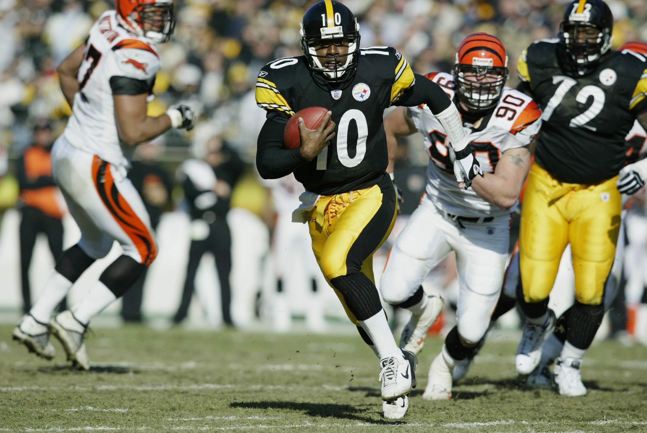 PITTSBURGH- NOVEMBER 24: Quarterback Kordell Stewart #10 of the Pittsburgh Steelers scrambles for yards during the NFL game against the Cincinnati Bengals at Heinz Field on November 24, 2002 in Pittsburgh, Pennsylvania. Pittsburgh won the game, 29-21. ( PITTSBURGH- NOVEMBER 24: Quarterback Kordell Stewart #10 of the Pittsburgh Steelers scrambles for yards during the NFL game against the Cincinnati Bengals at Heinz Field on November 24, 2002 in Pittsburgh, Pennsylvania. Pittsburgh won the game, 29-21. (
