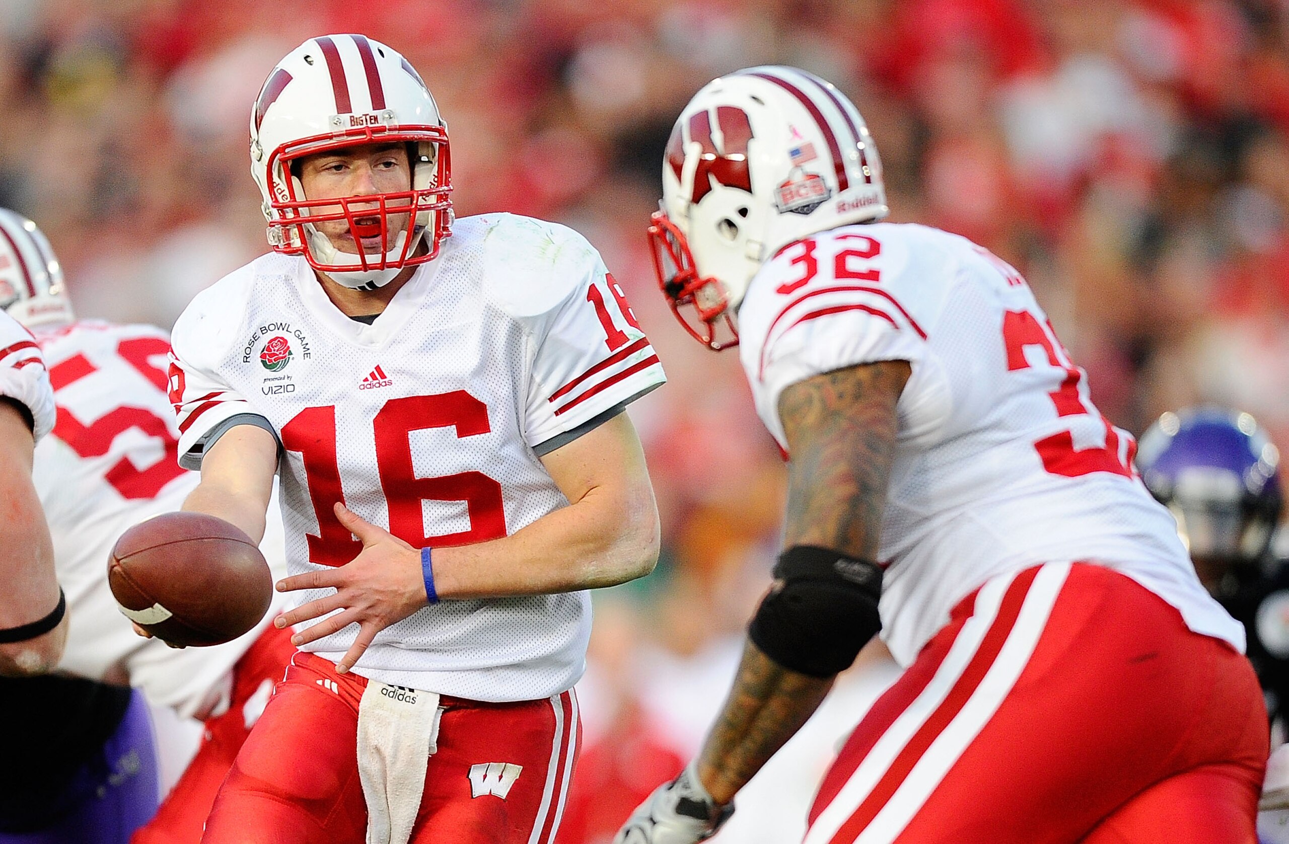 PASADENA, CA - JANUARY 01: Quarterback Scott Tolzien #16 of the Wisconsin Badgers looks to hand the ball off to running back John Clay #32 against the TCU Horned Frogs in the 97th Rose Bowl game on January 1, 2011 in Pasadena, California. (Photo by Jeff PASADENA, CA - JANUARY 01: Quarterback Scott Tolzien #16 of the Wisconsin Badgers looks to hand the ball off to running back John Clay #32 against the TCU Horned Frogs in the 97th Rose Bowl game on January 1, 2011 in Pasadena, California. (Photo by Jeff