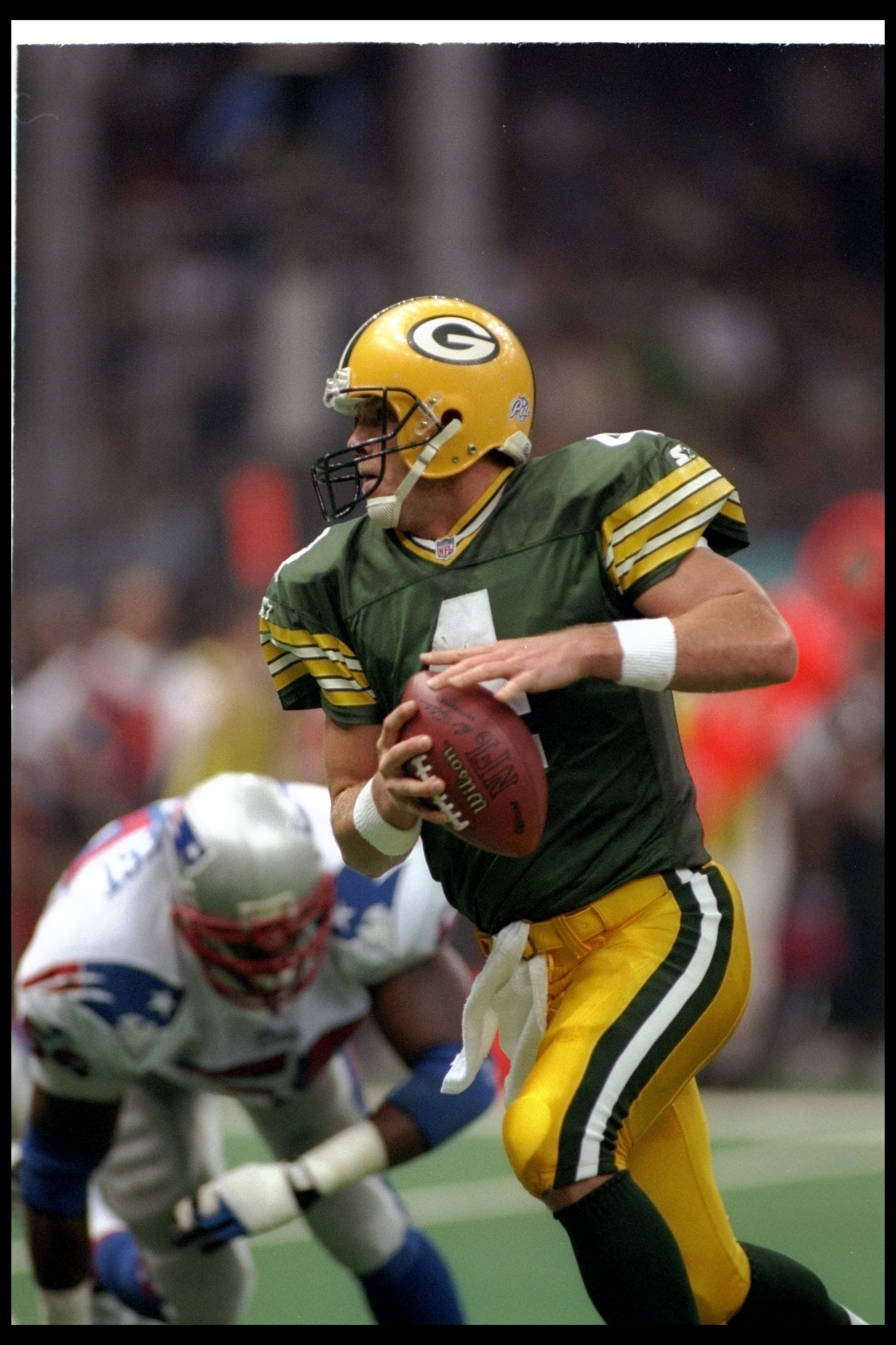 26 Jan 1997: Quarterback Brett Favre of the Green Bay Packers runs with the ball during Super Bowl XXXI against the New England Patriots at the Superdome in New Orleans, Louisiana. The Packers won the game, 35-21. Mandatory Credit: Rick Stewart /Allspo 26 Jan 1997: Quarterback Brett Favre of the Green Bay Packers runs with the ball during Super Bowl XXXI against the New England Patriots at the Superdome in New Orleans, Louisiana. The Packers won the game, 35-21. Mandatory Credit: Rick Stewart /Allspo