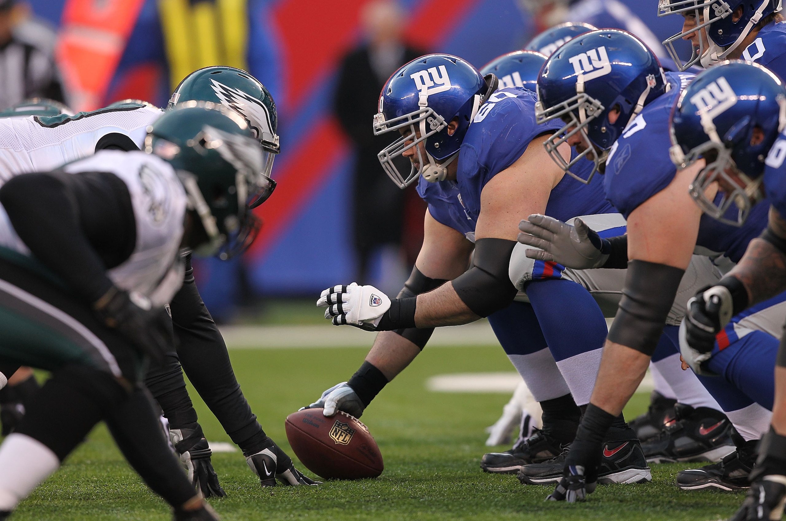 EAST RUTHERFORD, NJ - DECEMBER 19:  Shaun O'Hara #60 of the New York Giants gets ready to snap the ball against  the Philadelphia Eagles during their game on December 19, 2010 at The New Meadowlands Stadium in East Rutherford, New Jersey.  (Photo by Al Be