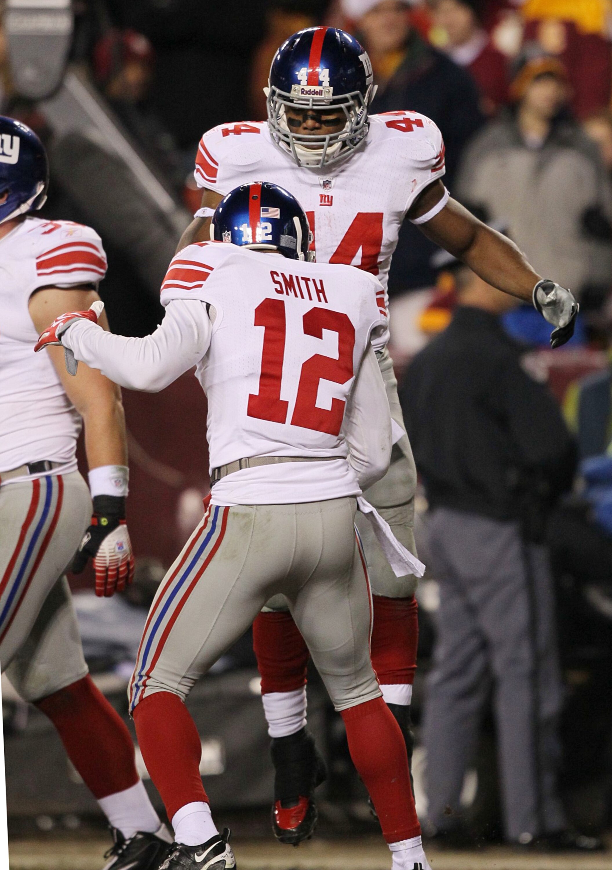 LANDOVER, MD - DECEMBER 21:  Ahmad Bradshaw #44 of the New York Giants reacts with teammate Steve Smith #12 after Bradshaw scored on a four-yard run in the second quarter against the Washington Redskins at FedEx Field on December 21, 2009 in Landover, Mar
