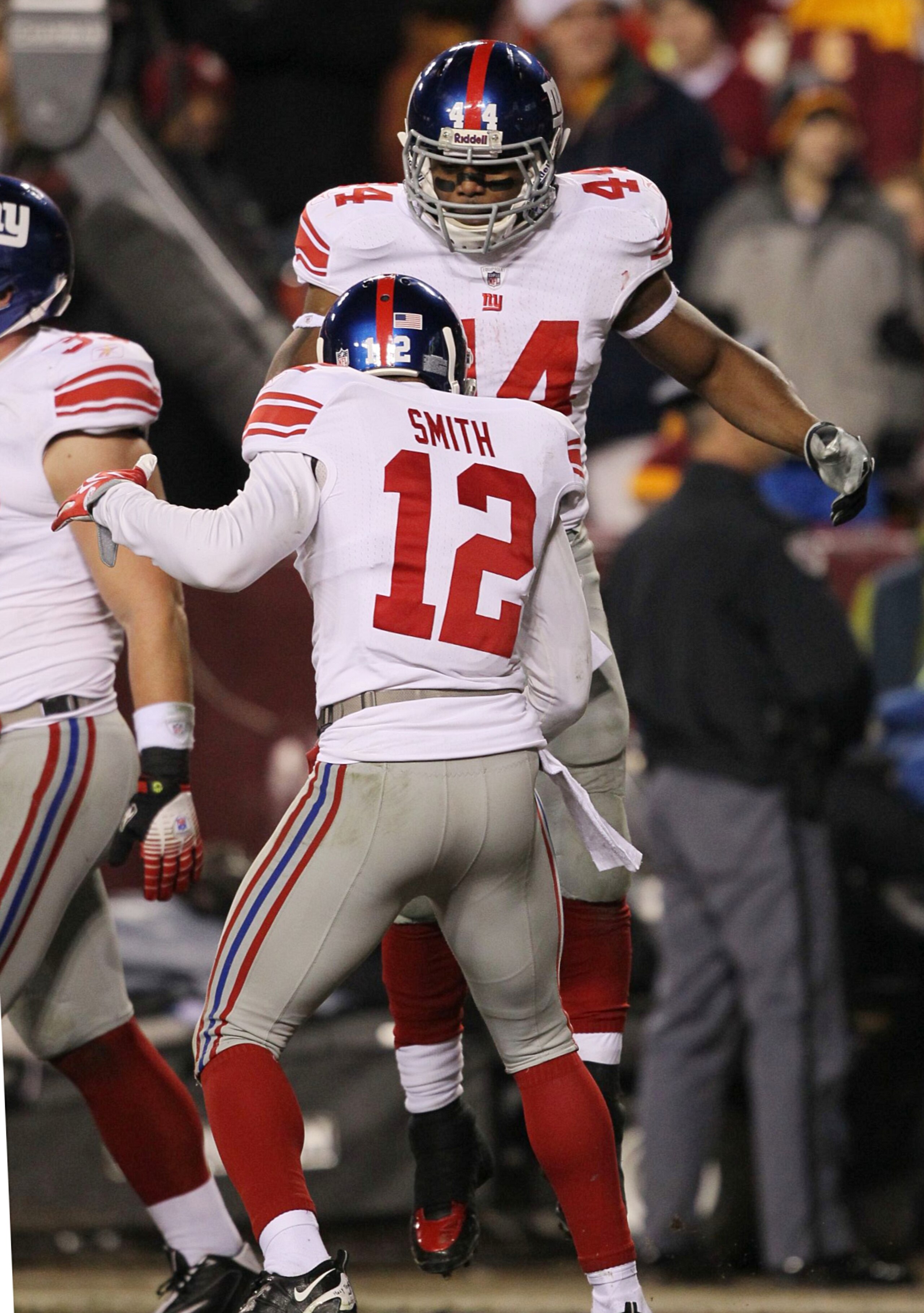 LANDOVER, MD - DECEMBER 21:  Ahmad Bradshaw #44 of the New York Giants reacts with teammate Steve Smith #12 after Bradshaw scored on a four-yard run in the second quarter against the Washington Redskins at FedEx Field on December 21, 2009 in Landover, Mar