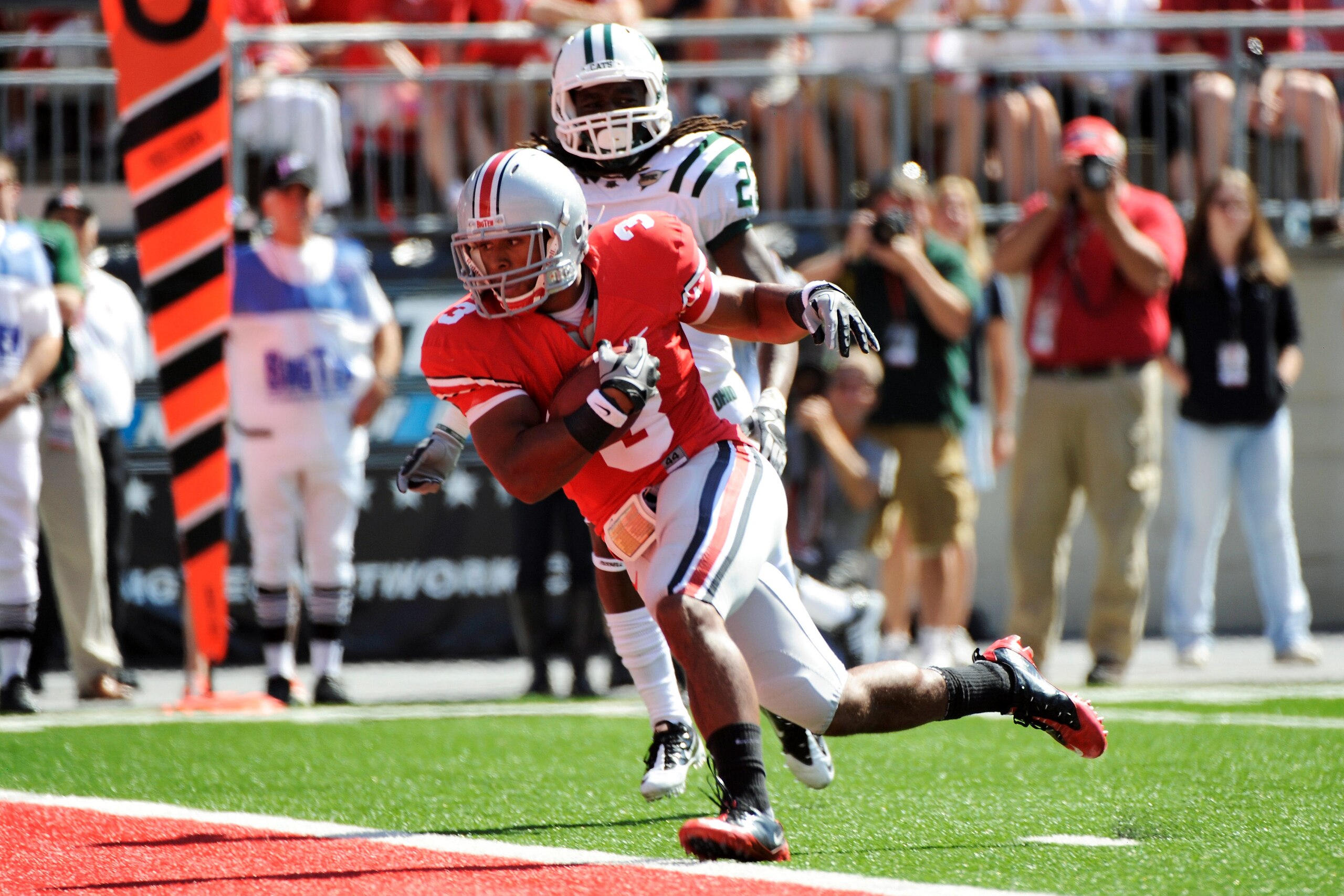 COLUMBUS, OH - SEPTEMBER 18: Brandon Saine #3 of the Ohio State Buckeyes lunges into the endzone after catching a pass against the Ohio Bobcats at Ohio Stadium on September 18, 2010 in Columbus, Ohio. (Photo by Jamie Sabau/Getty Images) COLUMBUS, OH - SEPTEMBER 18: Brandon Saine #3 of the Ohio State Buckeyes lunges into the endzone after catching a pass against the Ohio Bobcats at Ohio Stadium on September 18, 2010 in Columbus, Ohio. (Photo by Jamie Sabau/Getty Images)