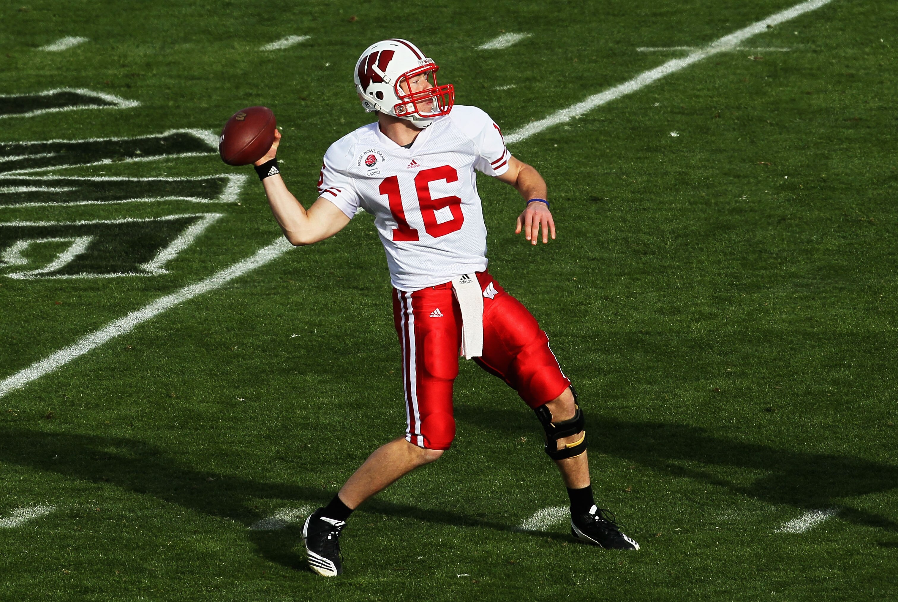 PASADENA, CA - JANUARY 01:  Quarterback Scott Tolzien #16 of the Wisconsin Badgers looks to pass the ball against the TCU Horned Frogs during the 97th Rose Bowl game on January 1, 2011 in Pasadena, California.  (Photo by Stephen Dunn/Getty Images)