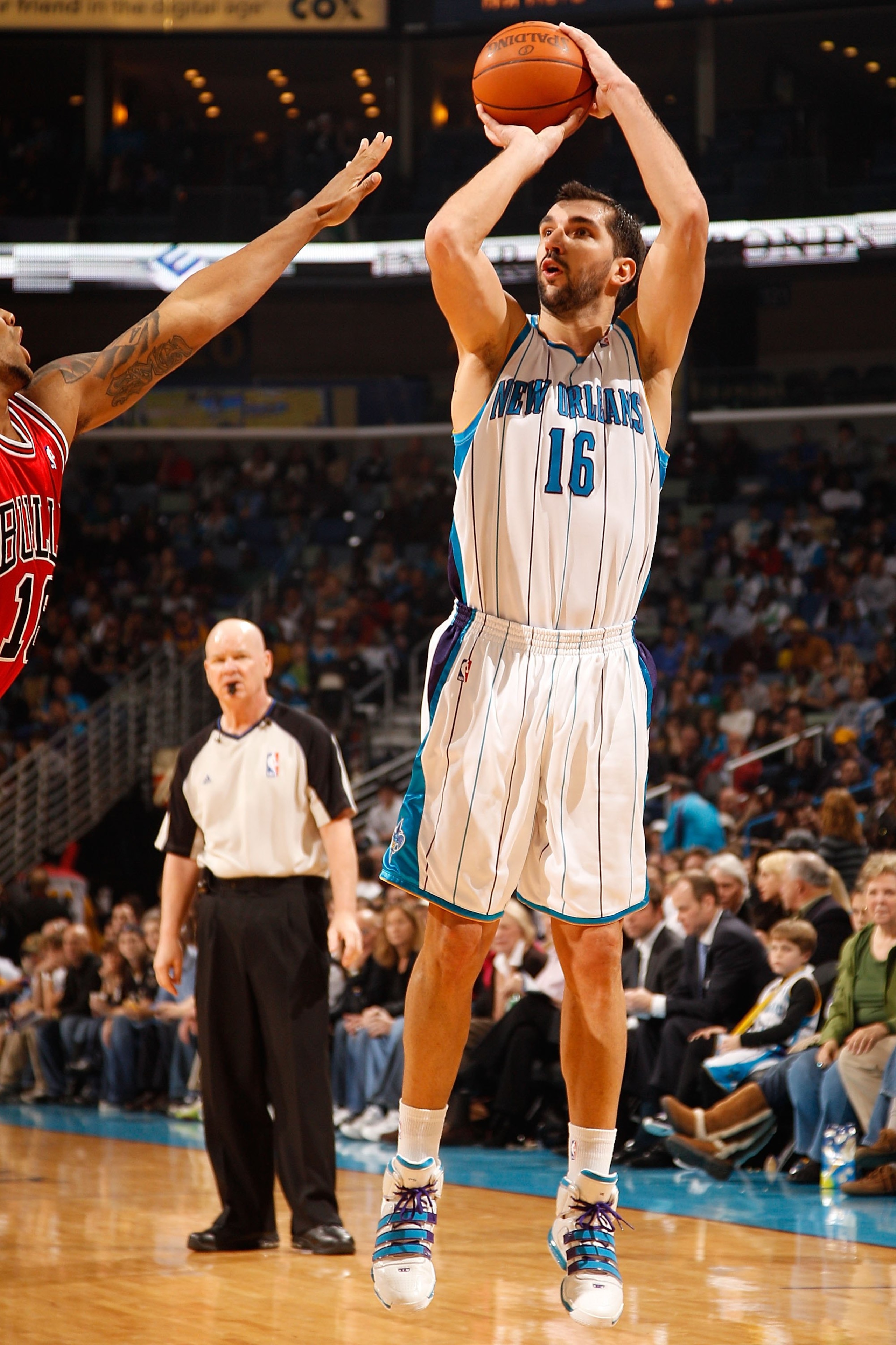 NEW ORLEANS - JANUARY 29:  Peja Stojakovic #16  of the New Orleans Hornets shoots the ball against the Chicago Bulls at the New Orleans Arena on January 29, 2010 in New Orleans, Louisiana.   NOTE TO USER: User expressly acknowledges and agrees that, by do