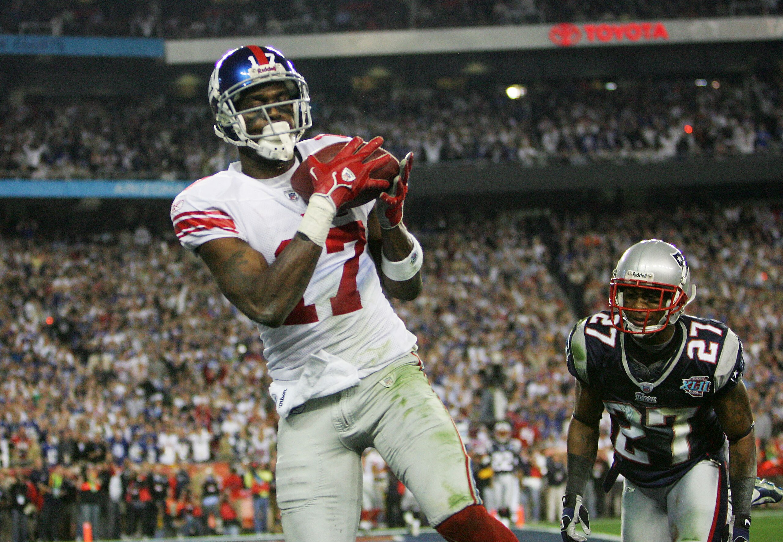 GLENDALE, AZ - FEBRUARY 03:  Wide receiver Plaxico Burress #17 of the New York Giants catches a 13-yard touchdown pass in the fourth quarter over Ellis Hobbs #27 of the New England Patriots during Super Bowl XLII on February 3, 2008 at the University of P