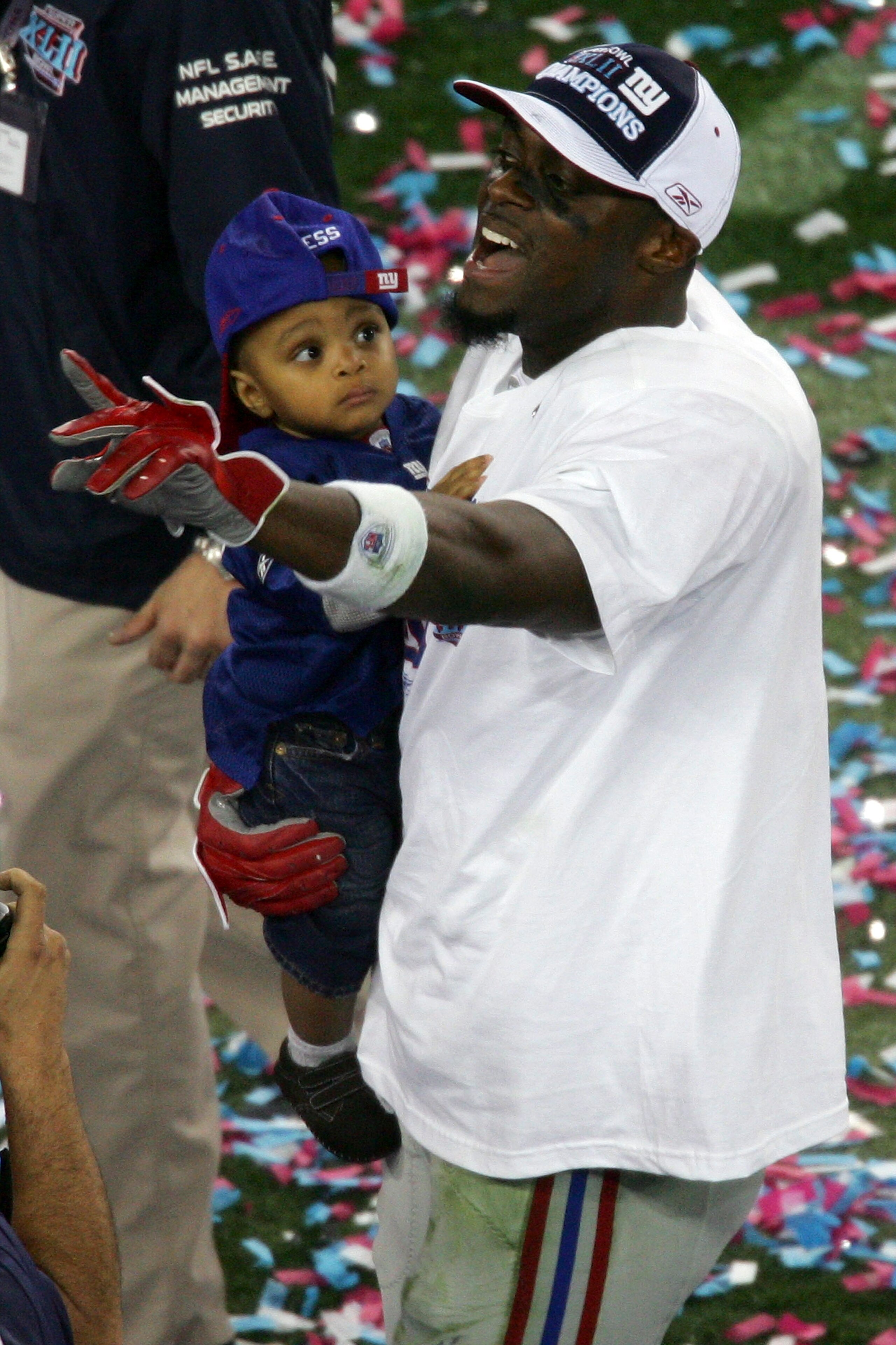 GLENDALE, AZ - FEBRUARY 03:  Plaxico Burress #17 of the New York Giants celebrates with his son Elijah Burress after the Giants defeated the New England Patriots 17-14 during Super Bowl XLII on February 3, 2008 at the University of Phoenix Stadium in Glen