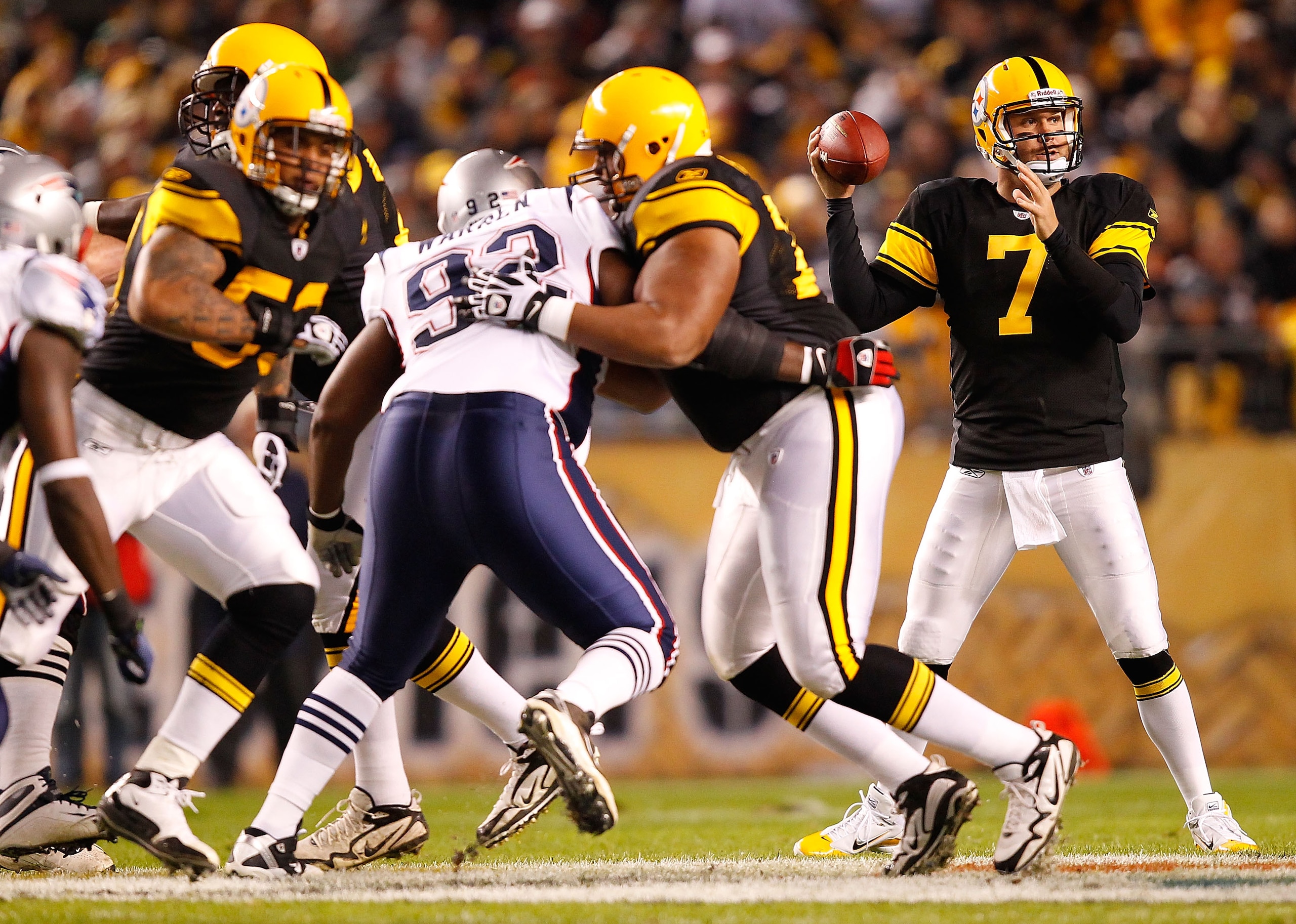 PITTSBURGH, PA - NOVEMBER 14:  Ben Roethlisberger #7 of the Pittsburgh Steelers drops back to pass against the New England Patriots during the game on November 14, 2010 at Heinz Field in Pittsburgh, Pennsylvania.  (Photo by Jared Wickerham/Getty Images)