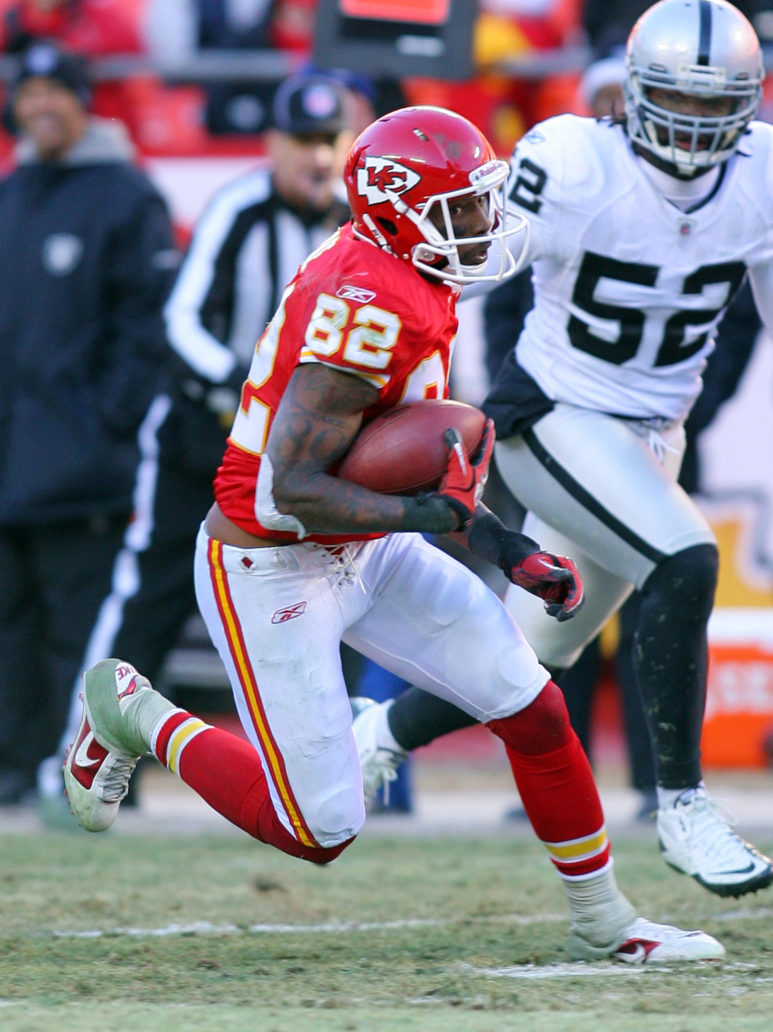 KANSAS CITY, MO - JANUARY 02:  Wide receiver Dwayne Bowe #82 of the Kansas City Chiefs runs down field in a game against the Oakland Raiders at Arrowhead Stadium on January 2, 2011 in Kansas City, Missouri.  (Photo by Tim Umphrey/Getty Images)