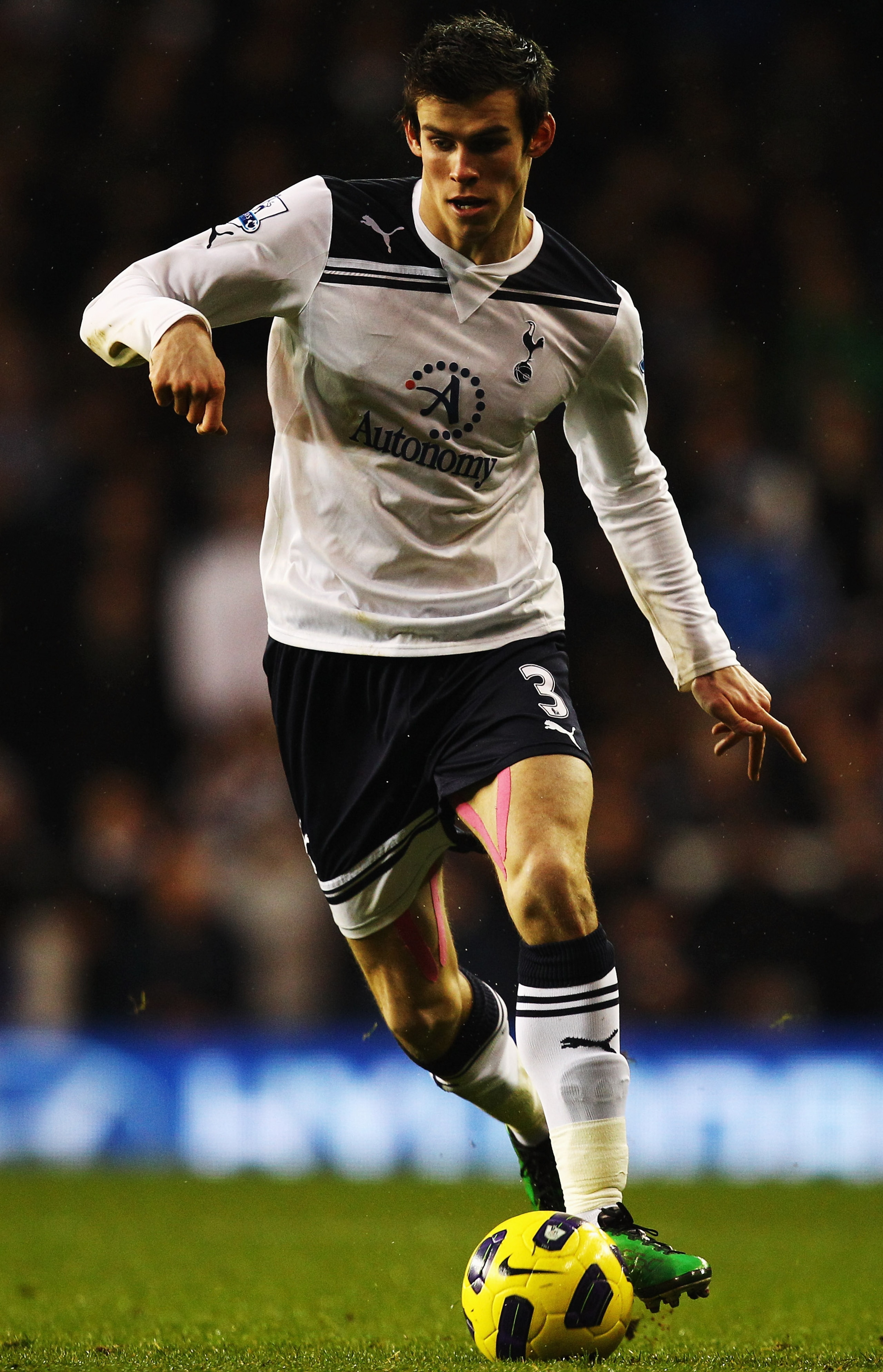 LONDON, UNITED KINGDOM - JANUARY 01: Gareth Bale of Tottenham Hotspur runs with the ball during the Barclays Premier League match between Tottenham Hotspur and Fulham at White Hart Lane on January 1, 2011 in London, England. (Photo by Richard Heathcote/ LONDON, UNITED KINGDOM - JANUARY 01: Gareth Bale of Tottenham Hotspur runs with the ball during the Barclays Premier League match between Tottenham Hotspur and Fulham at White Hart Lane on January 1, 2011 in London, England. (Photo by Richard Heathcote/