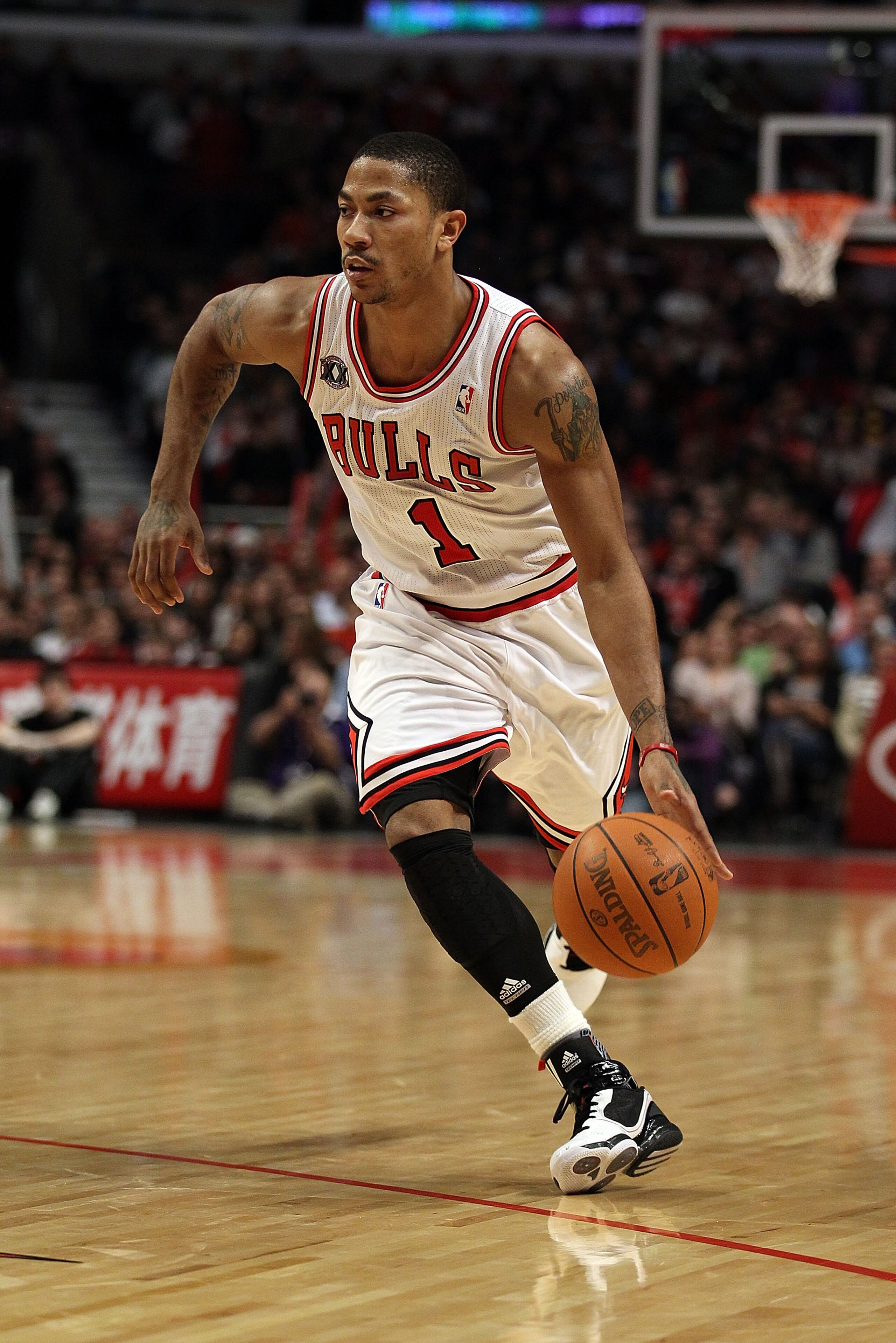 CHICAGO, IL - JANUARY 28: Derrick Rose #1 of the Chicago Bulls drives against the Orlando Magic at the United Center on January 28, 2011 in Chicago, Illinois. The Bulls defeated the Magic 99-90. NOTE TO USER: User expressly acknowledges and agrees that, b